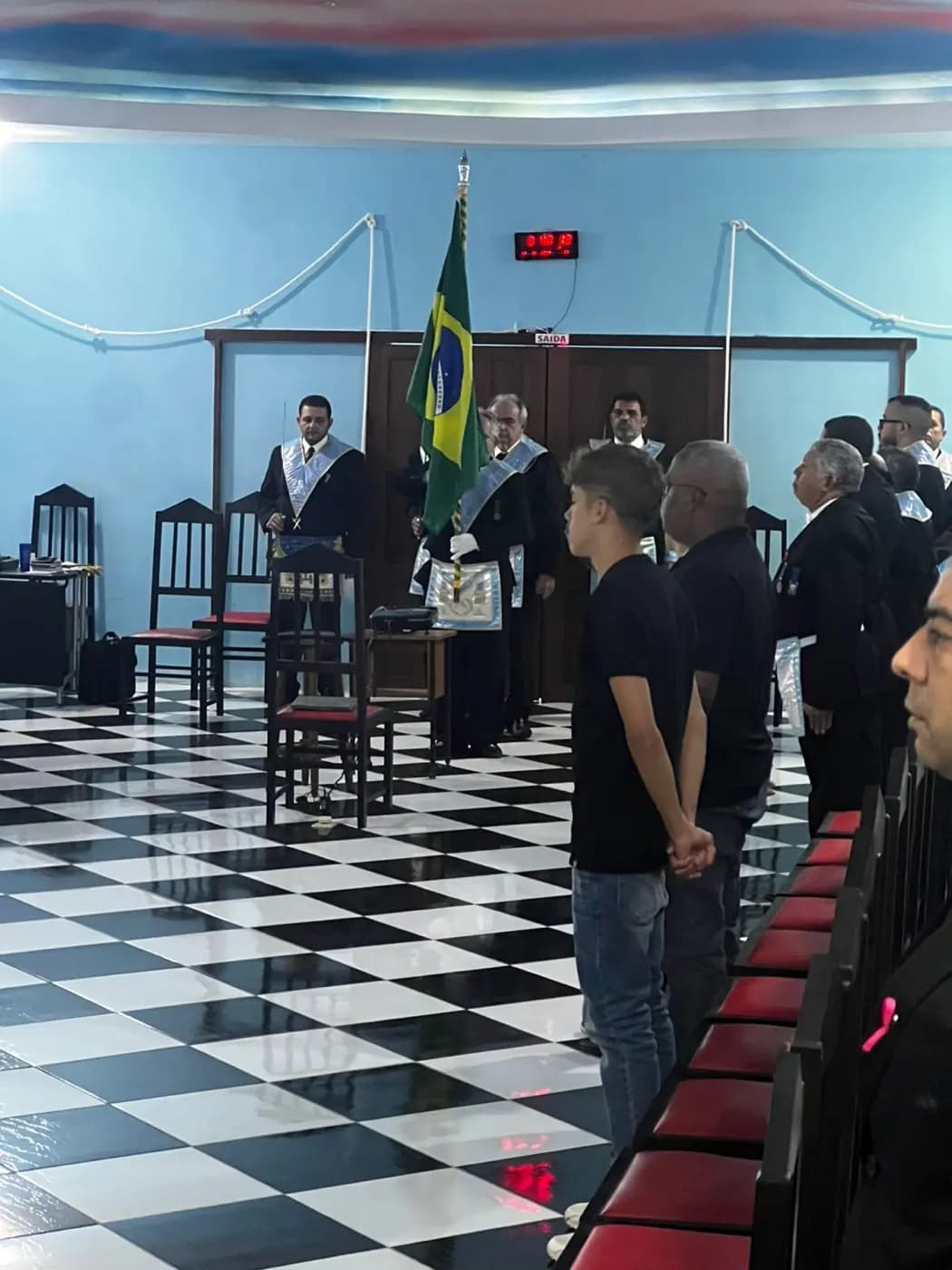 Registro fotográfico: SESSÃO MAGNA PÚBLICA ALUSIVA AO 45º ANO DE FUNDAÇÃO DA LOJA MAÇÔNICA GENTIL MARINHO Nº 2070, ORIENTE DE PARNAMIRIM/RN.
