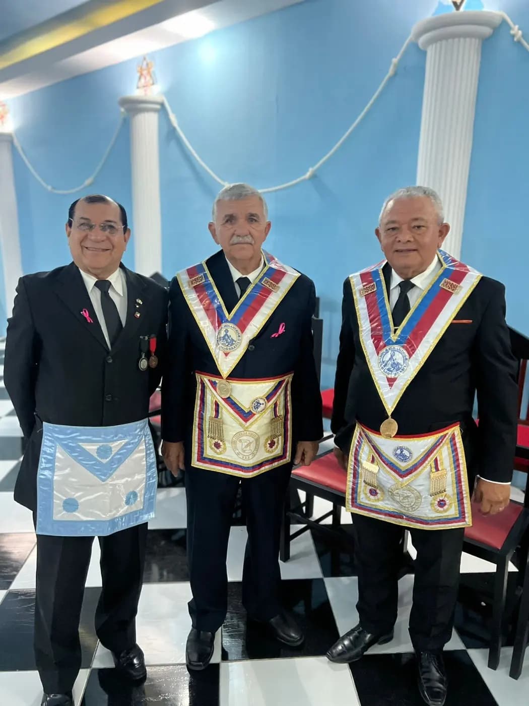 Registro fotográfico: SESSÃO MAGNA PÚBLICA ALUSIVA AO 45º ANO DE FUNDAÇÃO DA LOJA MAÇÔNICA GENTIL MARINHO Nº 2070, ORIENTE DE PARNAMIRIM/RN.