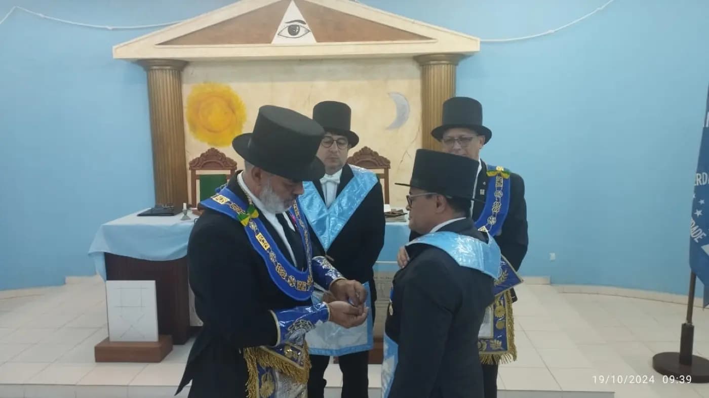 Registro fotográfico: PARTICIPAÇÃO DO GRÃO-MESTRE E DO GRÃO-MESTRE ADJUNTO DO GOB/RN NA SESSÃO ORDINÁRIA DE INSTRUÇÃO NO GRAU DE MESTRE MAÇOM, REALIZADA PELA LOJA MAÇÔNICA UNIVERSITÁRIA ESTRELA NATALENSE Nº 4.122, ORIENTE DE PARNAMIRIM/RN, QUE FUNCIONA NO RITO SCHRÖDER.