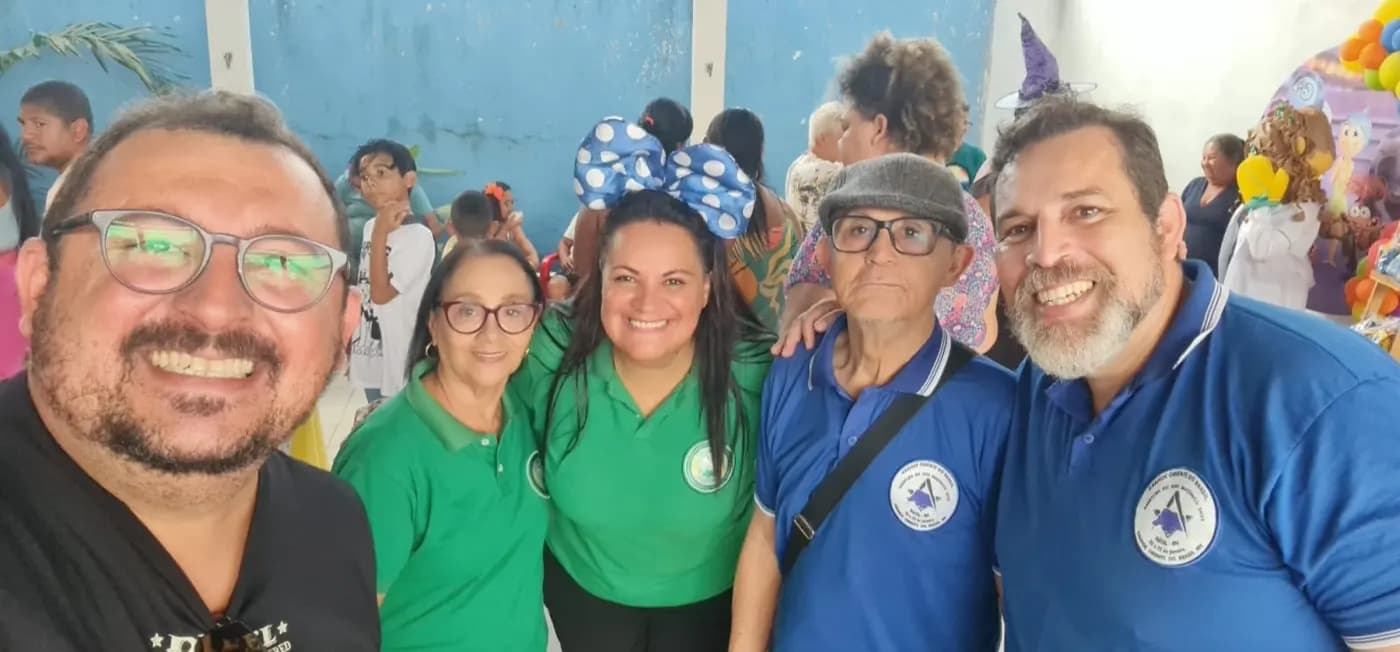 Registro fotográfico: ATO ALUSIVO AO DIA DAS CRIANÇAS, REALIZADO PELA LOJA MAÇÔNICA PEDRO ALVES PINHEIRO Nº 3.918, ORIENTE DE EXTREMOZ/RN, JUNTAMENTE COM A FRATERNIDADE FEMININA CRUZEIRO DO SUL “FLOR DE LIS”, A ELA VINCULADA, E COM O INSTITUTO OLHE PRA MIM (I.O.P.M.).