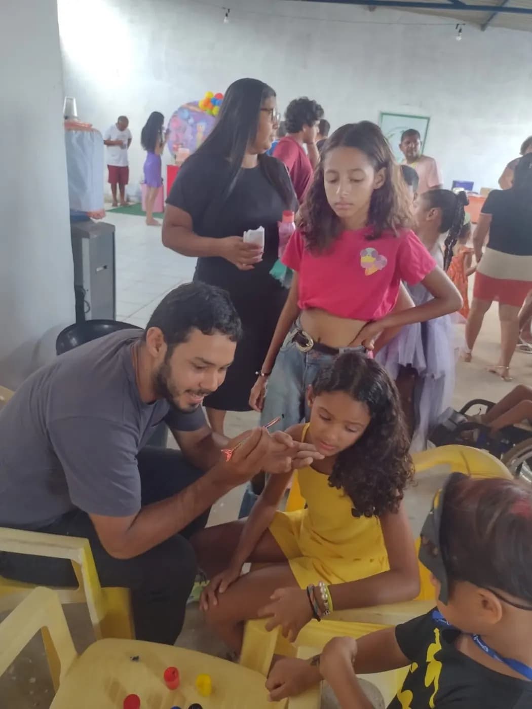 Registro fotográfico: ATO ALUSIVO AO DIA DAS CRIANÇAS, REALIZADO PELA LOJA MAÇÔNICA PEDRO ALVES PINHEIRO Nº 3.918, ORIENTE DE EXTREMOZ/RN, JUNTAMENTE COM A FRATERNIDADE FEMININA CRUZEIRO DO SUL “FLOR DE LIS”, A ELA VINCULADA, E COM O INSTITUTO OLHE PRA MIM (I.O.P.M.).