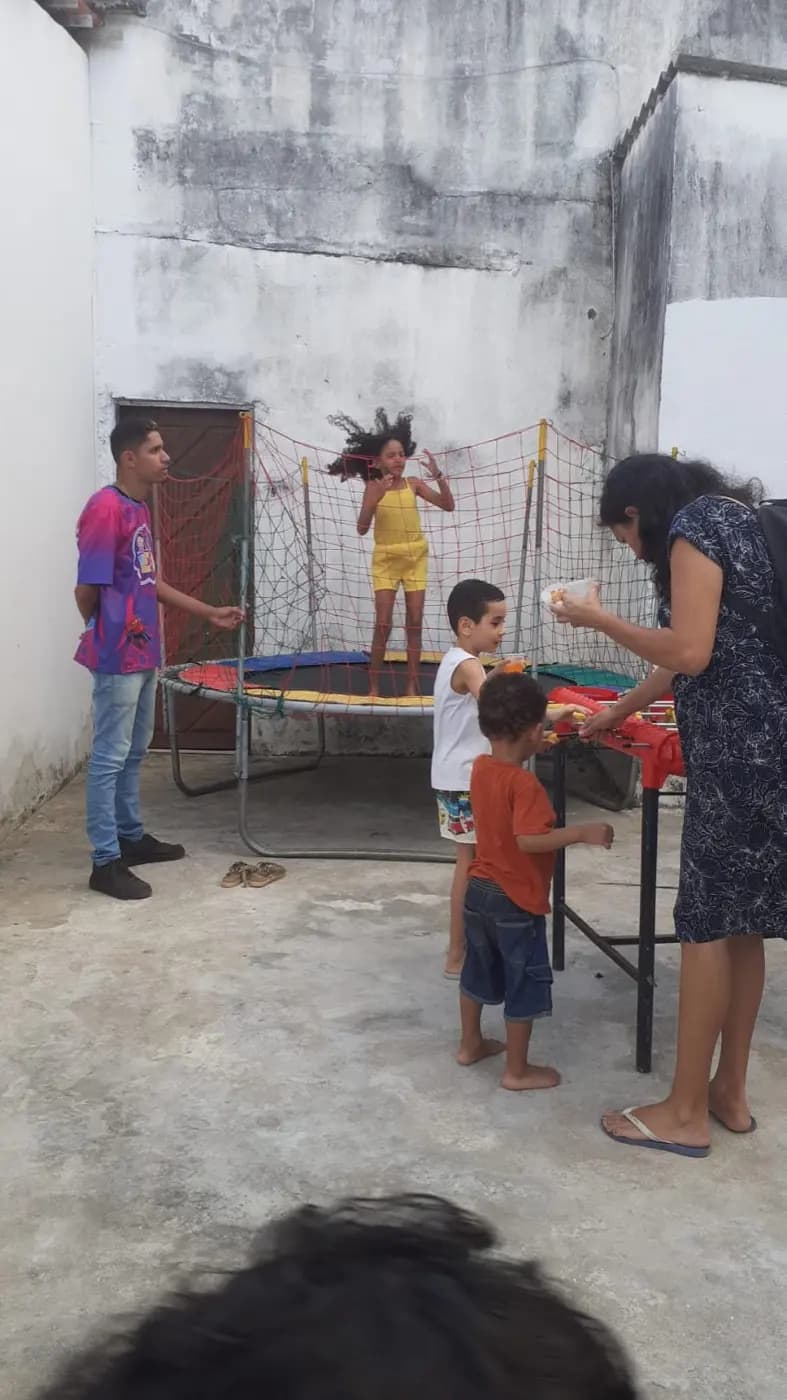 Registro fotográfico: ATO ALUSIVO AO DIA DAS CRIANÇAS, REALIZADO PELA LOJA MAÇÔNICA PEDRO ALVES PINHEIRO Nº 3.918, ORIENTE DE EXTREMOZ/RN, JUNTAMENTE COM A FRATERNIDADE FEMININA CRUZEIRO DO SUL “FLOR DE LIS”, A ELA VINCULADA, E COM O INSTITUTO OLHE PRA MIM (I.O.P.M.).