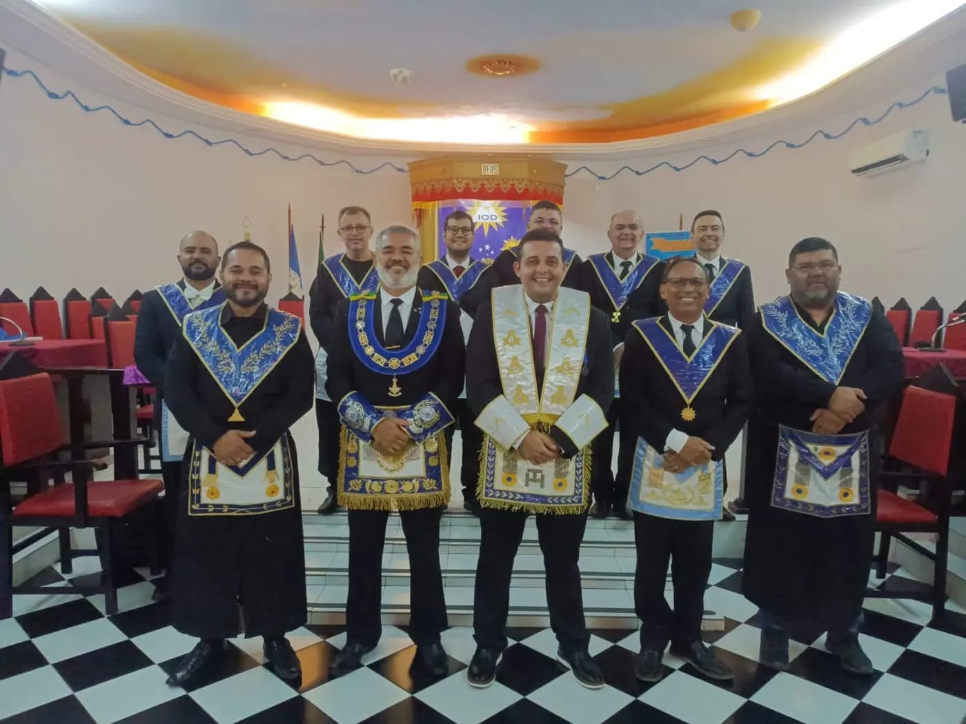 Registro fotográfico: PARTICIPAÇÃO DO GRÃO-MESTRE E DO GRÃO-MESTRE ADJUNTO DO GOB/RN NA SESSÃO DE RETORNO AOS TRABALHOS MAÇÔNICOS DO ANO DE 2025, REALIZADA PELA LOJA MAÇÔNICA UNIVERSITÁRIA MÁRIO VILAR DE MELO Nº 4.085, ORIENTE DE NATAL/RN.