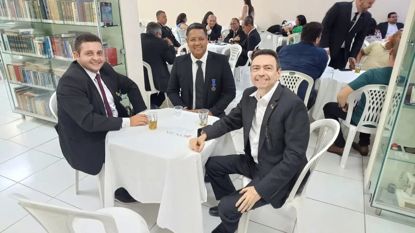 Registro fotográfico: PARTICIPAÇÃO DO GRÃO-MESTRE E DO GRÃO-MESTRE ADJUNTO DO GOB/RN NA SESSÃO DE RETORNO AOS TRABALHOS MAÇÔNICOS DO ANO DE 2025, REALIZADA PELA LOJA MAÇÔNICA JOÃO CECÍLIO DA COSTA N° 2.116, ORIENTE DE NATAL/RN.