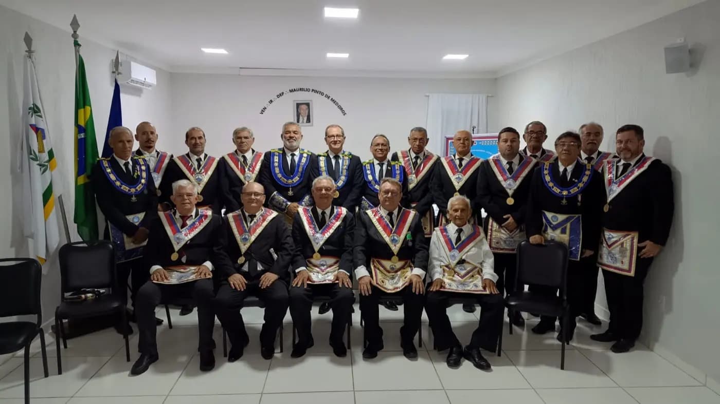 Registro fotográfico: PARTICIPAÇÃO DO GRÃO-MESTRE E DO GRÃO-MESTRE ADJUNTO DO GOB-RN NA PRIMEIRA REUNIÃO ORDINÁRIA DE 2025, DA PODERORA ASSEMBLEIA ESTADUAL LEGISLATIVA DO ESTADO DO RIO GRANDE DO NORTE (PAEL-RN).