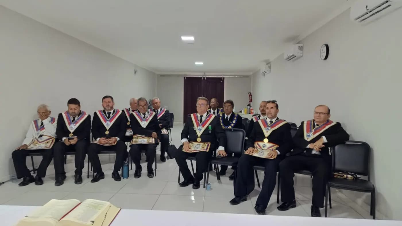 Registro fotográfico: PARTICIPAÇÃO DO GRÃO-MESTRE E DO GRÃO-MESTRE ADJUNTO DO GOB-RN NA PRIMEIRA REUNIÃO ORDINÁRIA DE 2025, DA PODERORA ASSEMBLEIA ESTADUAL LEGISLATIVA DO ESTADO DO RIO GRANDE DO NORTE (PAEL-RN).