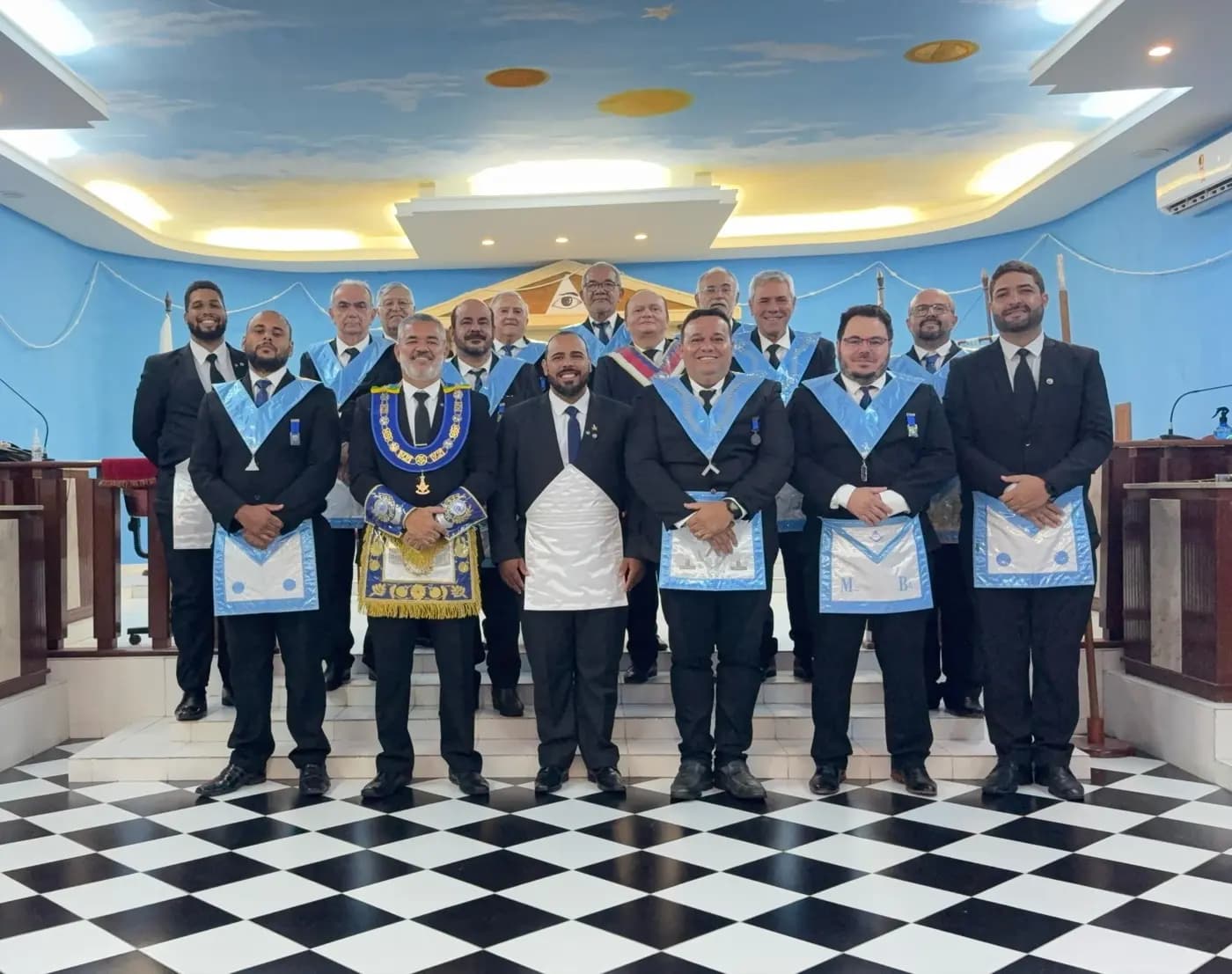 Registro fotográfico: PARTICIPAÇÃO DO GRÃO-MESTRE DO GOB-RN NA SESSÃO MAGNA DE INICIAÇÃO REALIZADA PELA LOJA MAÇÔNICA AURORA DO ORIENTE Nº 3269, ORIENTE DE PARNAMIRIM/RN.