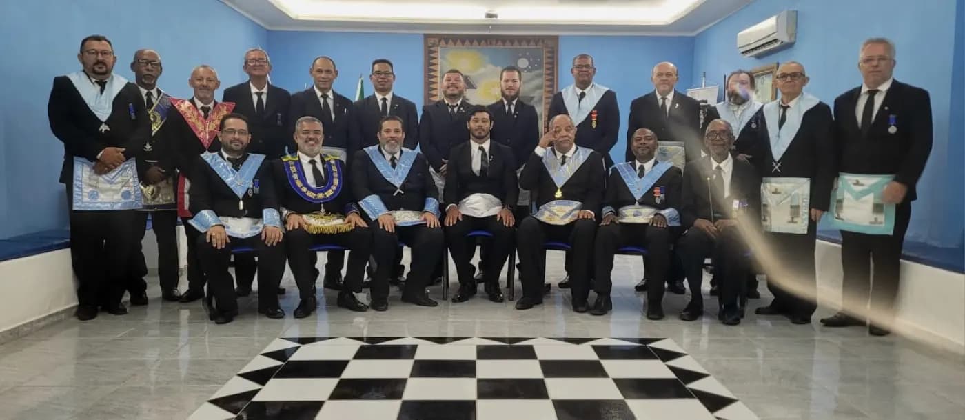 Registro fotográfico: PARTICIPAÇÃO DO GRÃO-MESTRE E DE GRÃO-MESTRE DE HONRA DO GOB-RN NA SESSÃO MAGNA DE INICIAÇÃO REALIZADA PELA LOJA MAÇÔNICA PEDRO ALVES PINHEIRO N° 3.918, ORIENTE DE EXTREMOZ/RN.