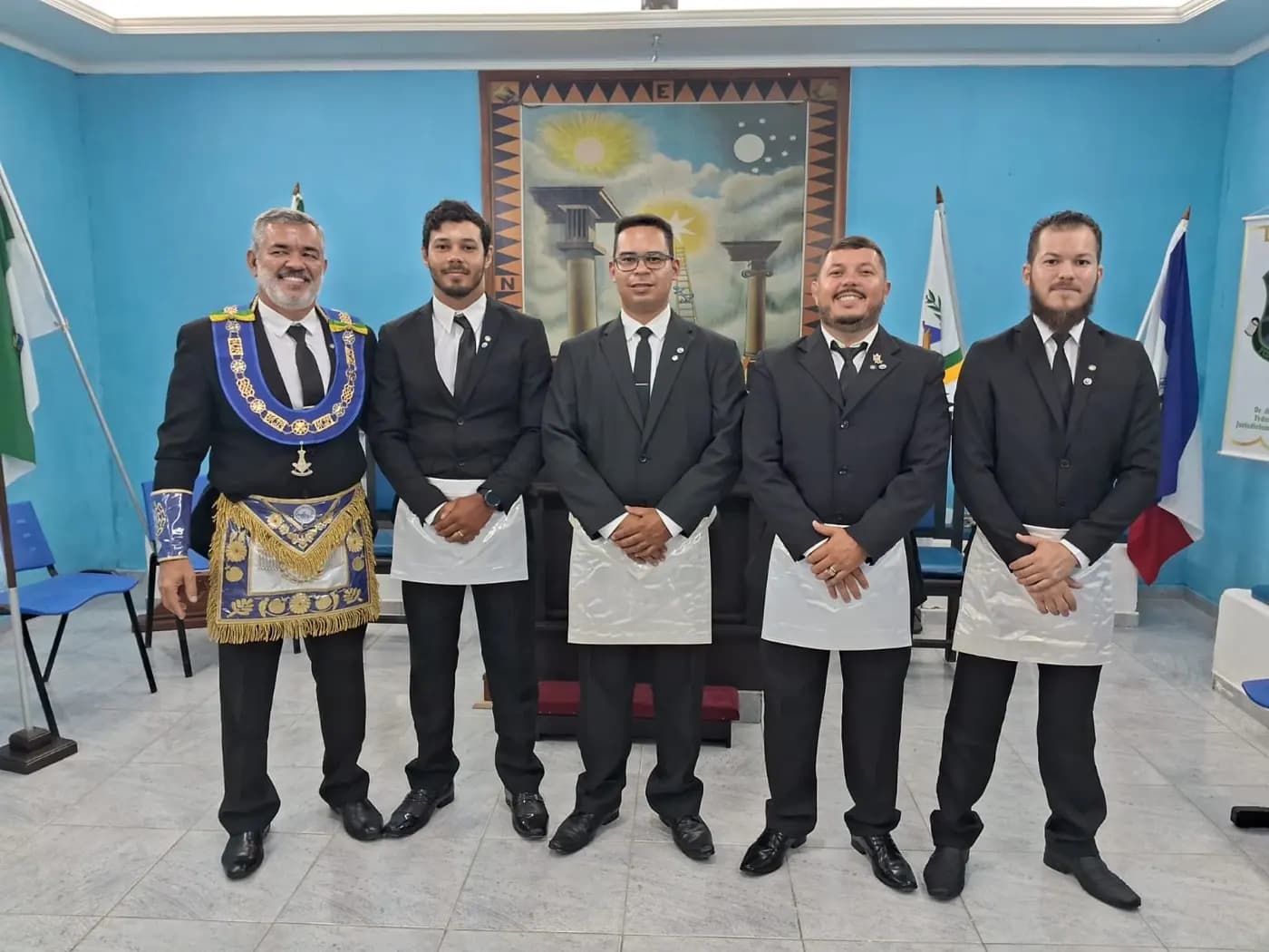 Registro fotográfico: PARTICIPAÇÃO DO GRÃO-MESTRE E DE GRÃO-MESTRE DE HONRA DO GOB-RN NA SESSÃO MAGNA DE INICIAÇÃO REALIZADA PELA LOJA MAÇÔNICA PEDRO ALVES PINHEIRO N° 3.918, ORIENTE DE EXTREMOZ/RN.