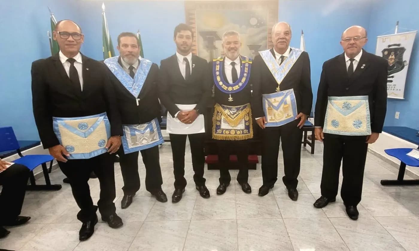 Registro fotográfico: PARTICIPAÇÃO DO GRÃO-MESTRE E DE GRÃO-MESTRE DE HONRA DO GOB-RN NA SESSÃO MAGNA DE INICIAÇÃO REALIZADA PELA LOJA MAÇÔNICA PEDRO ALVES PINHEIRO N° 3.918, ORIENTE DE EXTREMOZ/RN.