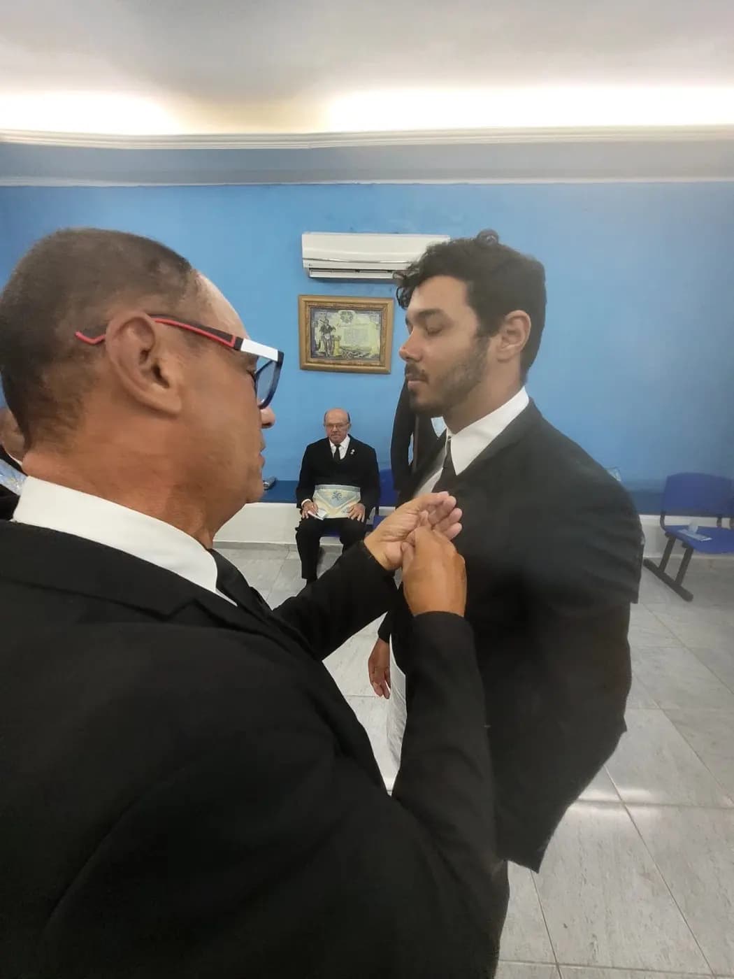 Registro fotográfico: PARTICIPAÇÃO DO GRÃO-MESTRE E DE GRÃO-MESTRE DE HONRA DO GOB-RN NA SESSÃO MAGNA DE INICIAÇÃO REALIZADA PELA LOJA MAÇÔNICA PEDRO ALVES PINHEIRO N° 3.918, ORIENTE DE EXTREMOZ/RN.
