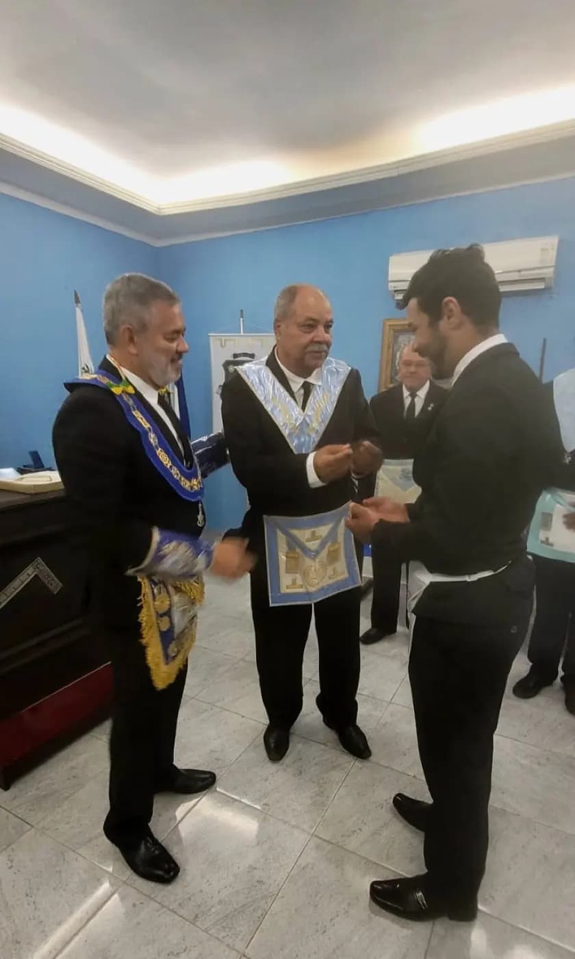 Registro fotográfico: PARTICIPAÇÃO DO GRÃO-MESTRE E DE GRÃO-MESTRE DE HONRA DO GOB-RN NA SESSÃO MAGNA DE INICIAÇÃO REALIZADA PELA LOJA MAÇÔNICA PEDRO ALVES PINHEIRO N° 3.918, ORIENTE DE EXTREMOZ/RN.