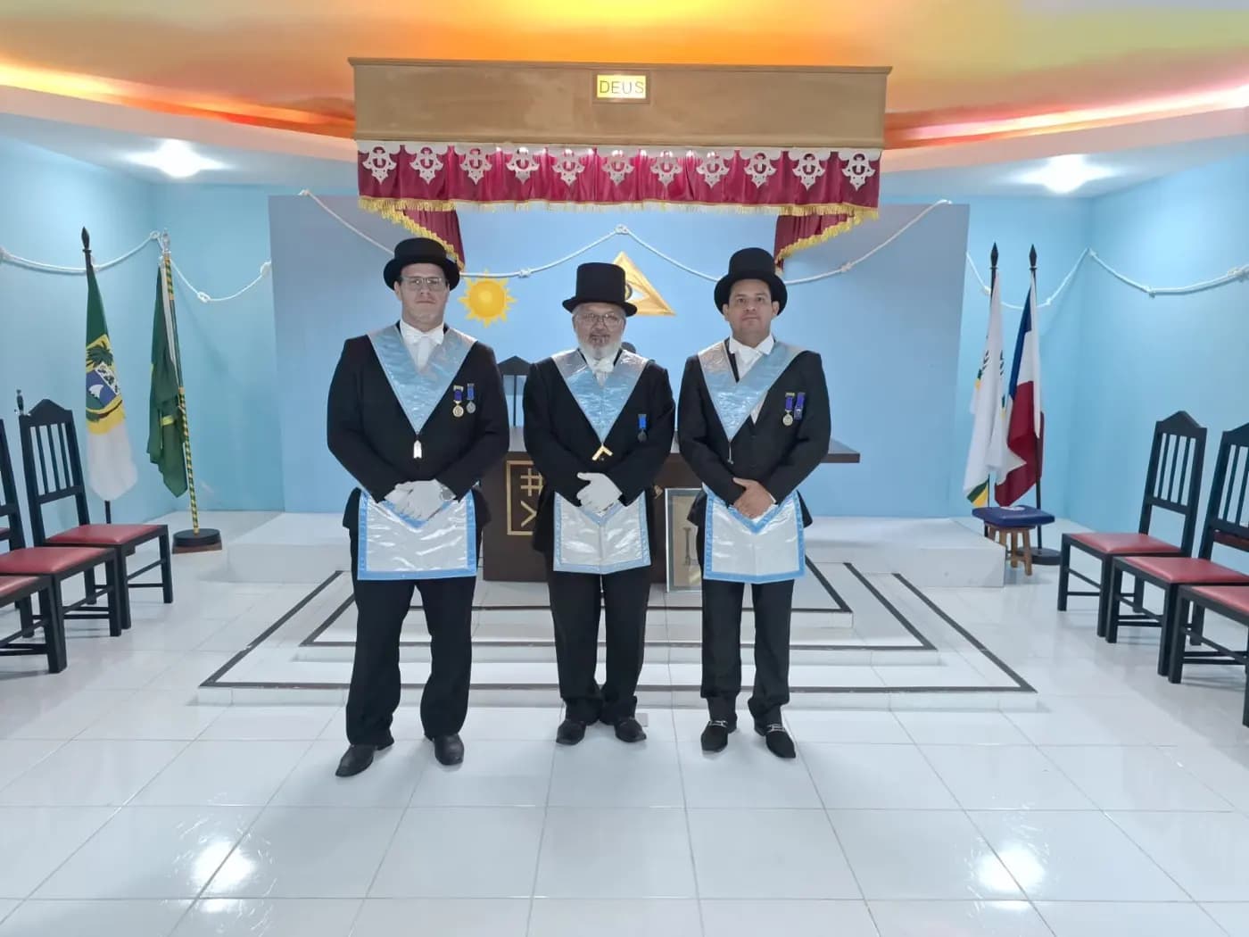 Registro fotográfico: PARTICIPAÇÃO DO GRÃO-MESTRE E DO GRÃO-MESTRE ADJUNTO DO GOB/RN NA SESSÃO MAGNA DE INICIAÇÃO REALIZADA PELA LOJA MAÇÔNICA LUIZ GONZAGA DO NASCIMENTO N° 4.567, ORIENTE DE SANTA MARIA/RN.