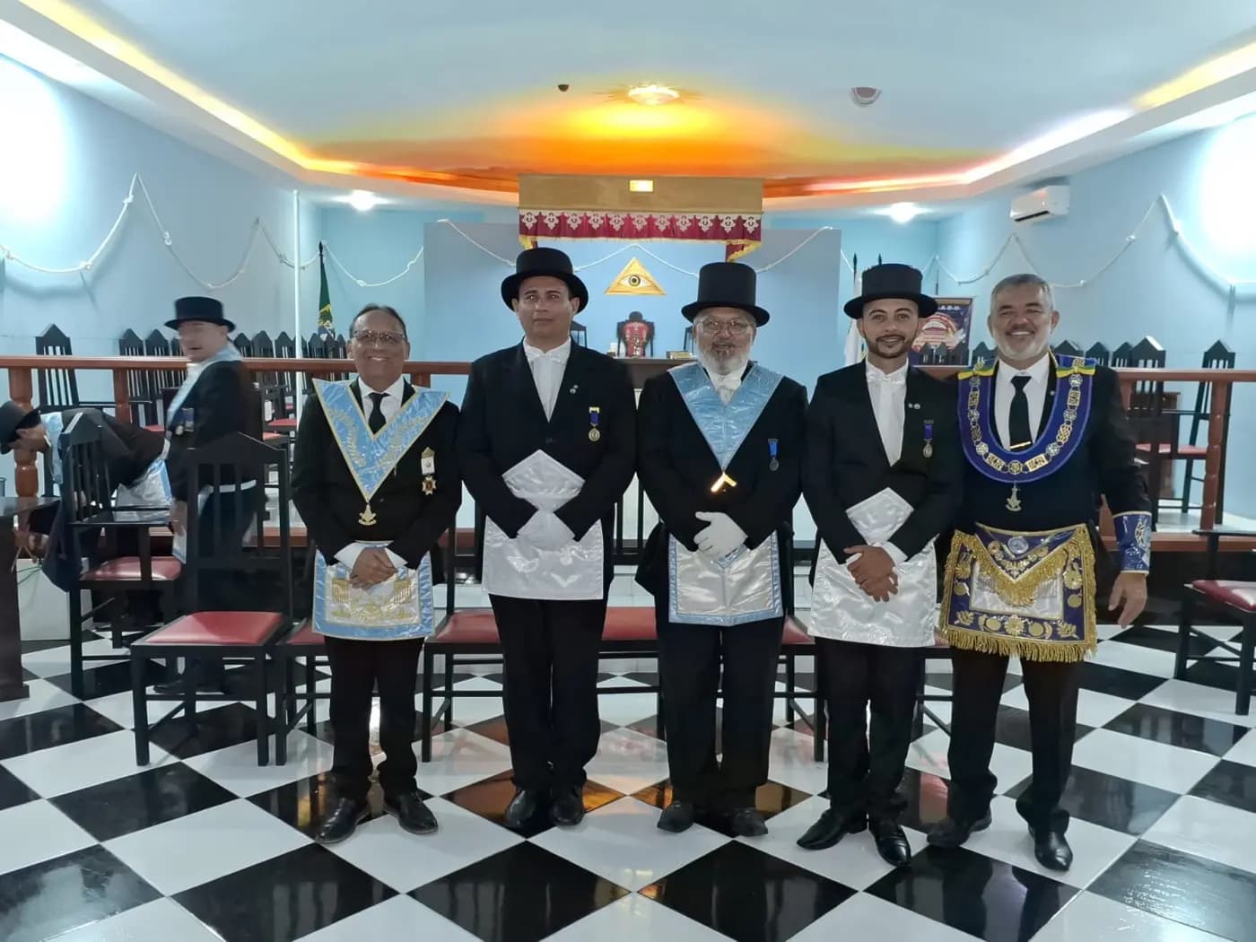 Registro fotográfico: PARTICIPAÇÃO DO GRÃO-MESTRE E DO GRÃO-MESTRE ADJUNTO DO GOB/RN NA SESSÃO MAGNA DE INICIAÇÃO REALIZADA PELA LOJA MAÇÔNICA LUIZ GONZAGA DO NASCIMENTO N° 4.567, ORIENTE DE SANTA MARIA/RN.