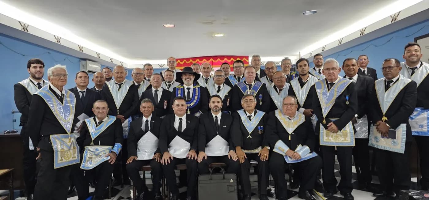 Registro fotográfico: PARTICIPAÇÃO DO GRÃO-MESTRE DO GOB-RN NA SESSÃO MAGNA DE INICIAÇÃO REALIZADA PELA LOJA MAÇÔNICA FRATERNIDADE E JUSTIÇA III N° 1.757, ORIENTE DE CURRAIS NOVOS/RN.