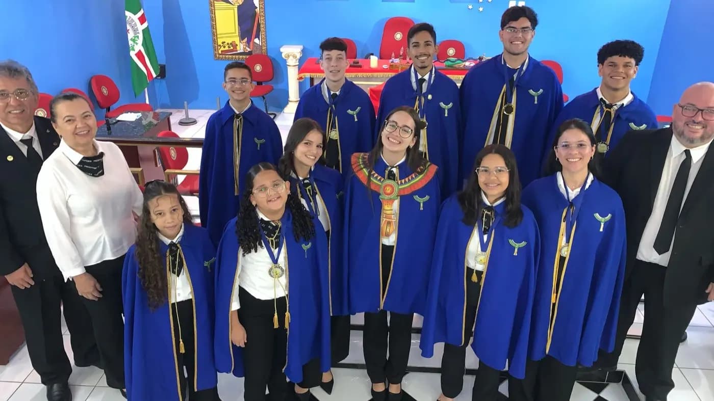 Registro fotográfico: SESSÃO DE HORA CÍVICA REALIZADA PELO NÚCLEO ALFA UNIÃO E TRABALHO SANTACRUZENSE, DA AÇÃO PARAMAÇÔNICA JUVENIL, DO GRANDE ORIENTE DO BRASIL-APJ.
