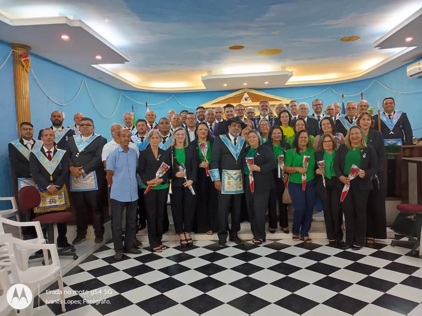 Registro fotográfico: SESSÃO MAGNA PÚBLICA DE ANIVERSÁRIO DE 14 (QUATORZE) ANOS DE FUNDAÇÃO DA LOJA MAÇÔNICA MONTEIRO LOBATO Nº 4162, ORIENTE DE PARNAMIRIM-RN, DE ENTREGA DA CARTA DE REGISTRO E RECONHECIMENTO DA FRAFEM ONIX LUZ DO AMANHECER E EM COMEMORAÇÃO AO DIA DAS MÃES.