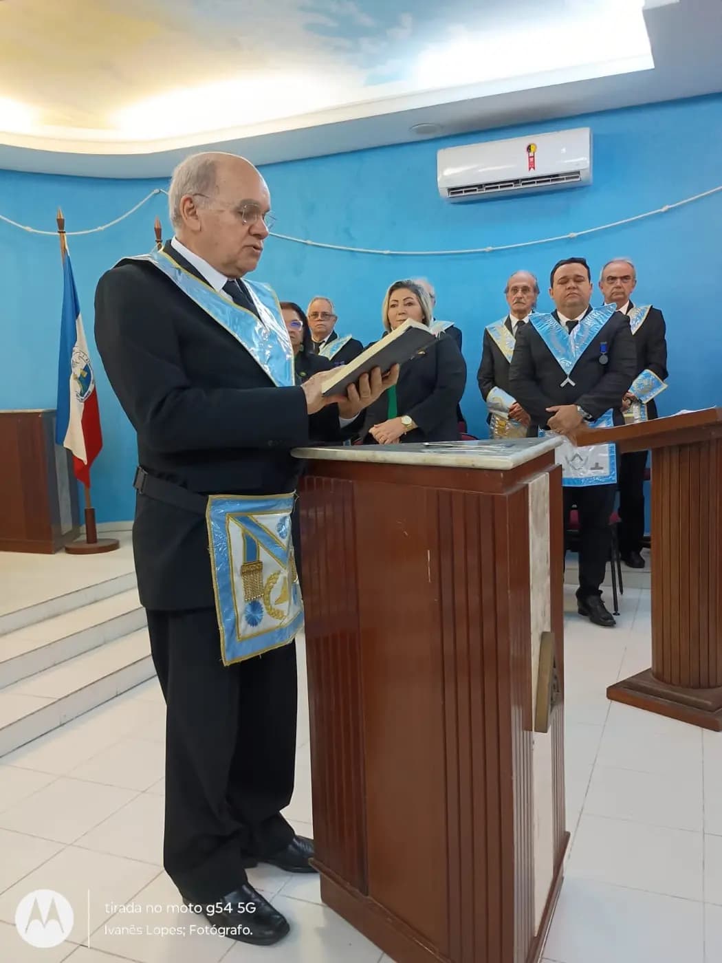 Registro fotográfico: SESSÃO MAGNA PÚBLICA DE ANIVERSÁRIO DE 14 (QUATORZE) ANOS DE FUNDAÇÃO DA LOJA MAÇÔNICA MONTEIRO LOBATO Nº 4162, ORIENTE DE PARNAMIRIM-RN, DE ENTREGA DA CARTA DE REGISTRO E RECONHECIMENTO DA FRAFEM ONIX LUZ DO AMANHECER E EM COMEMORAÇÃO AO DIA DAS MÃES.