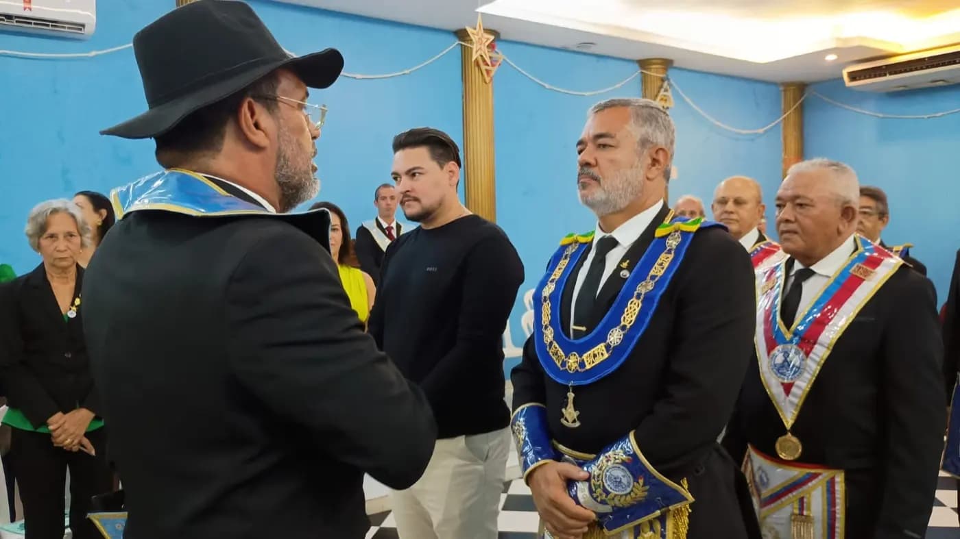Registro fotográfico: SESSÃO MAGNA PÚBLICA DE ANIVERSÁRIO DE 14 (QUATORZE) ANOS DE FUNDAÇÃO DA LOJA MAÇÔNICA MONTEIRO LOBATO Nº 4162, ORIENTE DE PARNAMIRIM-RN, DE ENTREGA DA CARTA DE REGISTRO E RECONHECIMENTO DA FRAFEM ONIX LUZ DO AMANHECER E EM COMEMORAÇÃO AO DIA DAS MÃES.