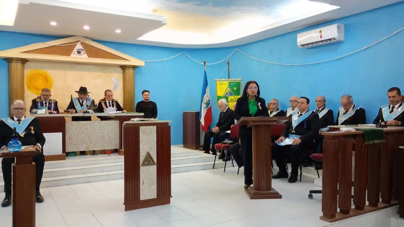 Registro fotográfico: SESSÃO MAGNA PÚBLICA DE ANIVERSÁRIO DE 14 (QUATORZE) ANOS DE FUNDAÇÃO DA LOJA MAÇÔNICA MONTEIRO LOBATO Nº 4162, ORIENTE DE PARNAMIRIM-RN, DE ENTREGA DA CARTA DE REGISTRO E RECONHECIMENTO DA FRAFEM ONIX LUZ DO AMANHECER E EM COMEMORAÇÃO AO DIA DAS MÃES.