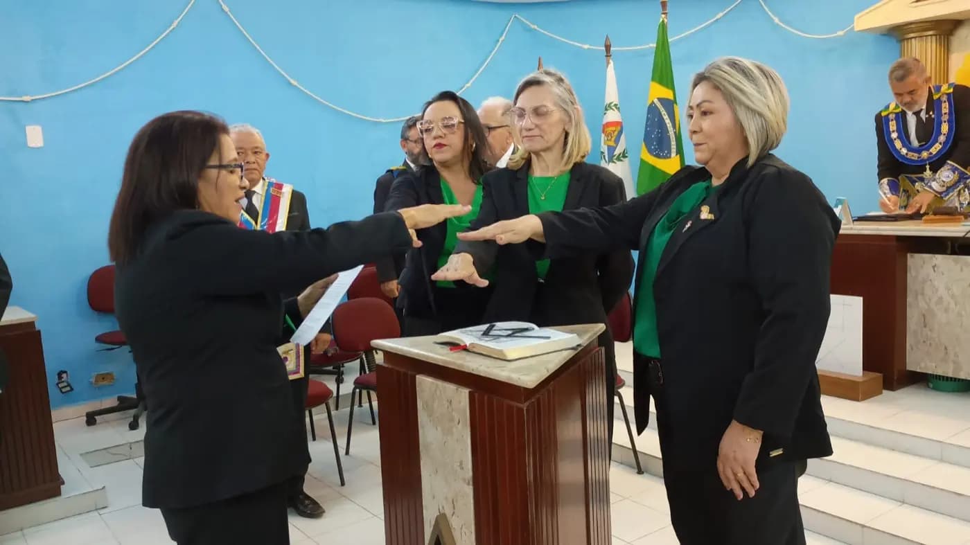 Registro fotográfico: SESSÃO MAGNA PÚBLICA DE ANIVERSÁRIO DE 14 (QUATORZE) ANOS DE FUNDAÇÃO DA LOJA MAÇÔNICA MONTEIRO LOBATO Nº 4162, ORIENTE DE PARNAMIRIM-RN, DE ENTREGA DA CARTA DE REGISTRO E RECONHECIMENTO DA FRAFEM ONIX LUZ DO AMANHECER E EM COMEMORAÇÃO AO DIA DAS MÃES.