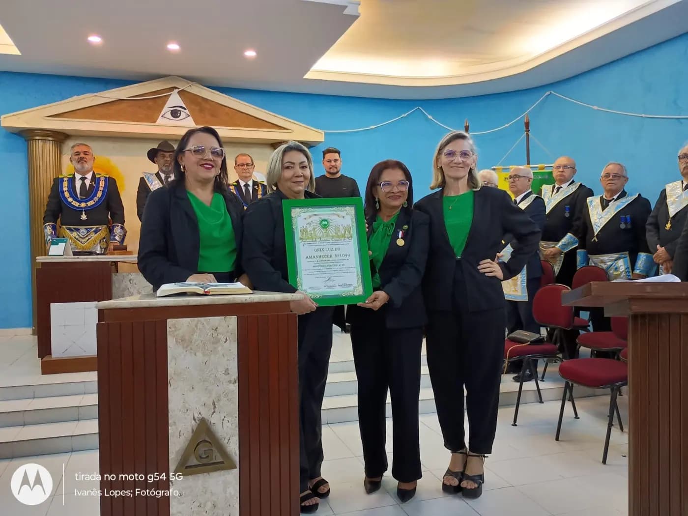 Registro fotográfico: SESSÃO MAGNA PÚBLICA DE ANIVERSÁRIO DE 14 (QUATORZE) ANOS DE FUNDAÇÃO DA LOJA MAÇÔNICA MONTEIRO LOBATO Nº 4162, ORIENTE DE PARNAMIRIM-RN, DE ENTREGA DA CARTA DE REGISTRO E RECONHECIMENTO DA FRAFEM ONIX LUZ DO AMANHECER E EM COMEMORAÇÃO AO DIA DAS MÃES.