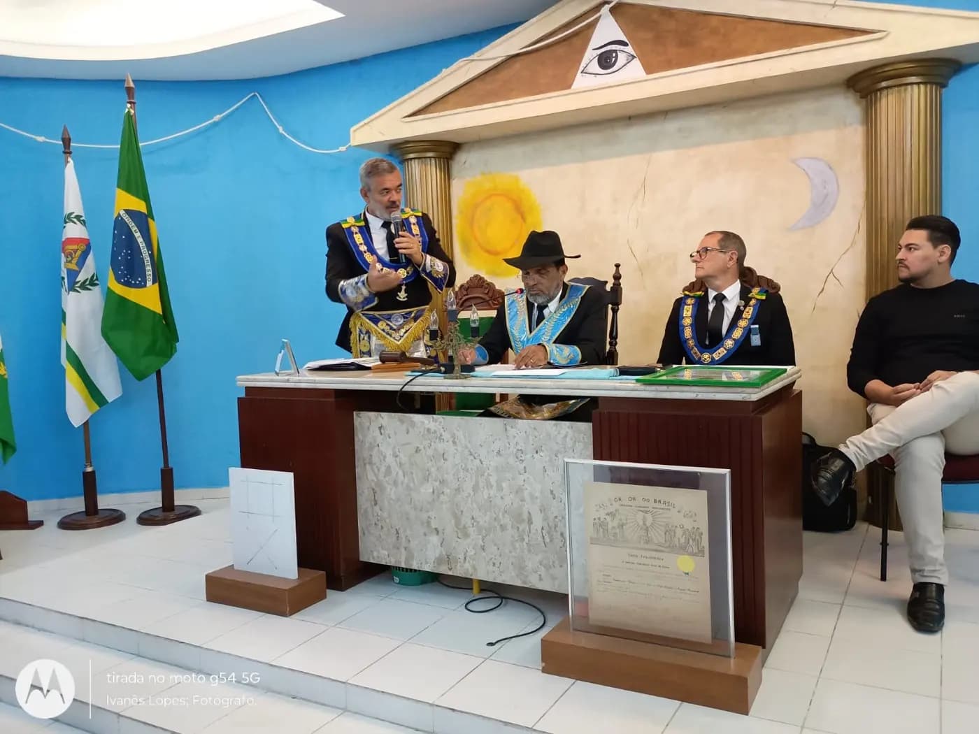 Registro fotográfico: SESSÃO MAGNA PÚBLICA DE ANIVERSÁRIO DE 14 (QUATORZE) ANOS DE FUNDAÇÃO DA LOJA MAÇÔNICA MONTEIRO LOBATO Nº 4162, ORIENTE DE PARNAMIRIM-RN, DE ENTREGA DA CARTA DE REGISTRO E RECONHECIMENTO DA FRAFEM ONIX LUZ DO AMANHECER E EM COMEMORAÇÃO AO DIA DAS MÃES.