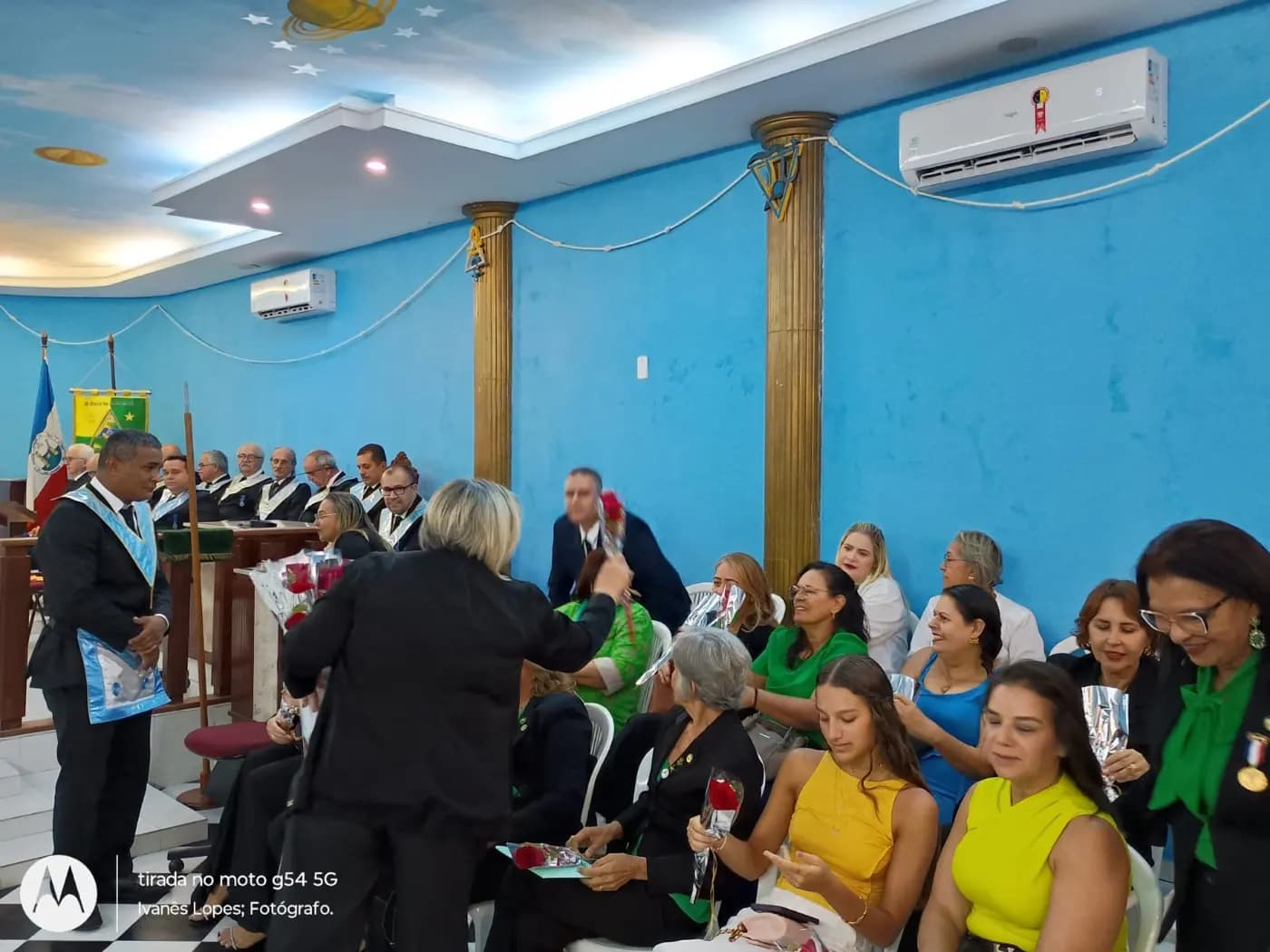 Registro fotográfico: SESSÃO MAGNA PÚBLICA DE ANIVERSÁRIO DE 14 (QUATORZE) ANOS DE FUNDAÇÃO DA LOJA MAÇÔNICA MONTEIRO LOBATO Nº 4162, ORIENTE DE PARNAMIRIM-RN, DE ENTREGA DA CARTA DE REGISTRO E RECONHECIMENTO DA FRAFEM ONIX LUZ DO AMANHECER E EM COMEMORAÇÃO AO DIA DAS MÃES.