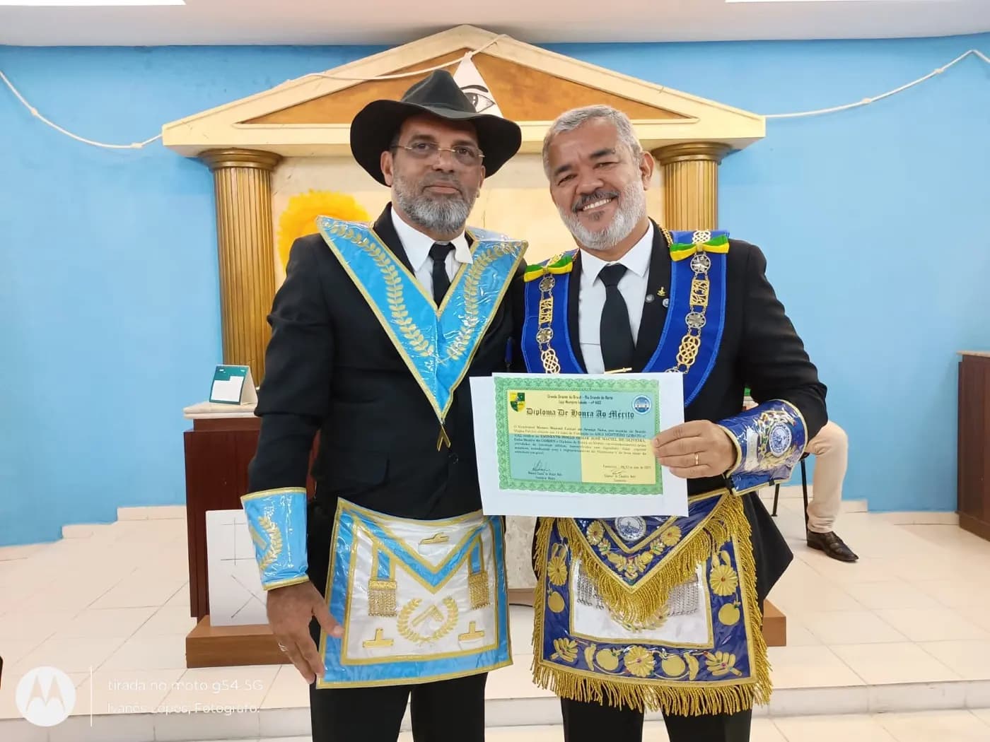 Registro fotográfico: SESSÃO MAGNA PÚBLICA DE ANIVERSÁRIO DE 14 (QUATORZE) ANOS DE FUNDAÇÃO DA LOJA MAÇÔNICA MONTEIRO LOBATO Nº 4162, ORIENTE DE PARNAMIRIM-RN, DE ENTREGA DA CARTA DE REGISTRO E RECONHECIMENTO DA FRAFEM ONIX LUZ DO AMANHECER E EM COMEMORAÇÃO AO DIA DAS MÃES.