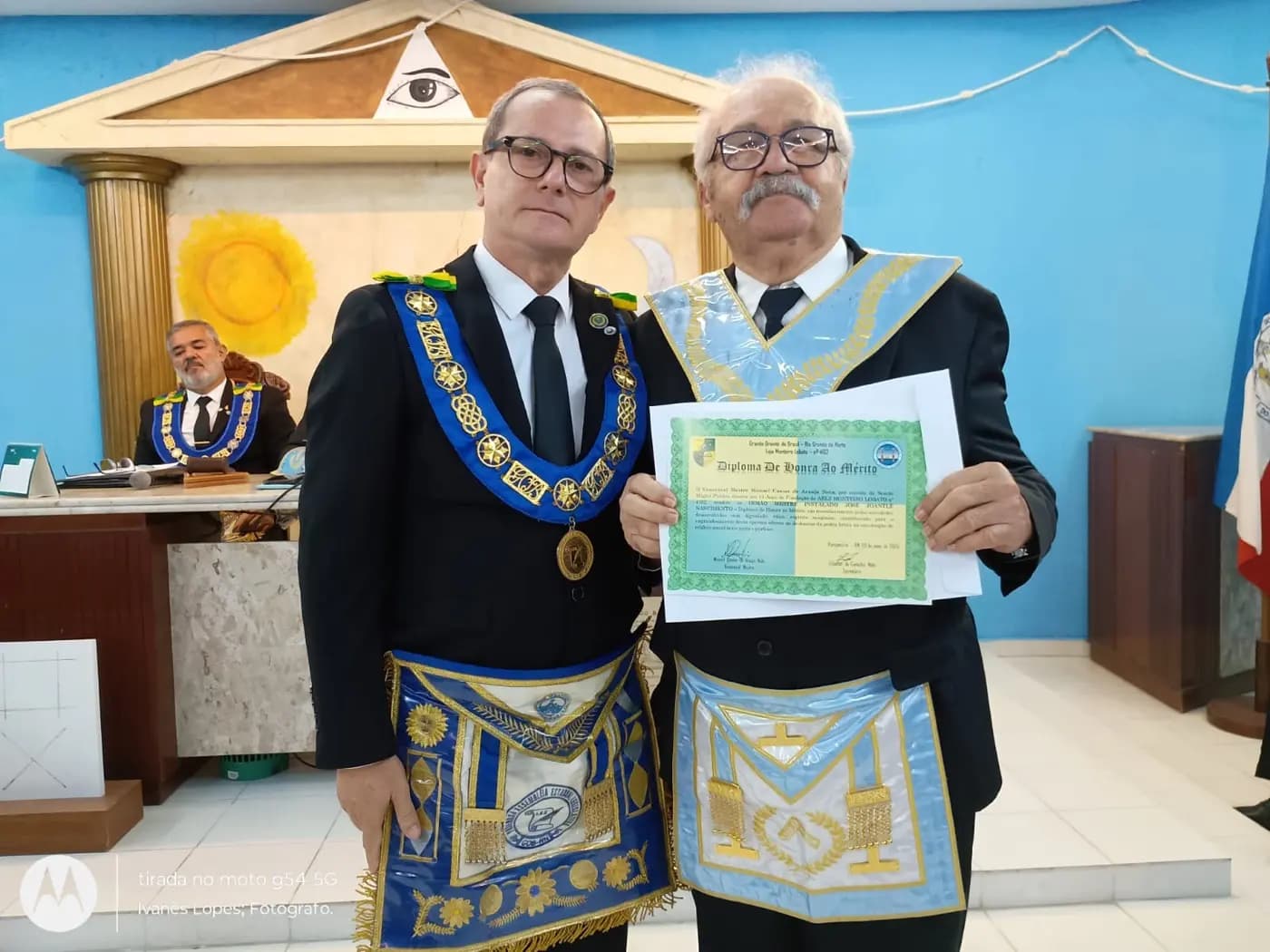 Registro fotográfico: SESSÃO MAGNA PÚBLICA DE ANIVERSÁRIO DE 14 (QUATORZE) ANOS DE FUNDAÇÃO DA LOJA MAÇÔNICA MONTEIRO LOBATO Nº 4162, ORIENTE DE PARNAMIRIM-RN, DE ENTREGA DA CARTA DE REGISTRO E RECONHECIMENTO DA FRAFEM ONIX LUZ DO AMANHECER E EM COMEMORAÇÃO AO DIA DAS MÃES.