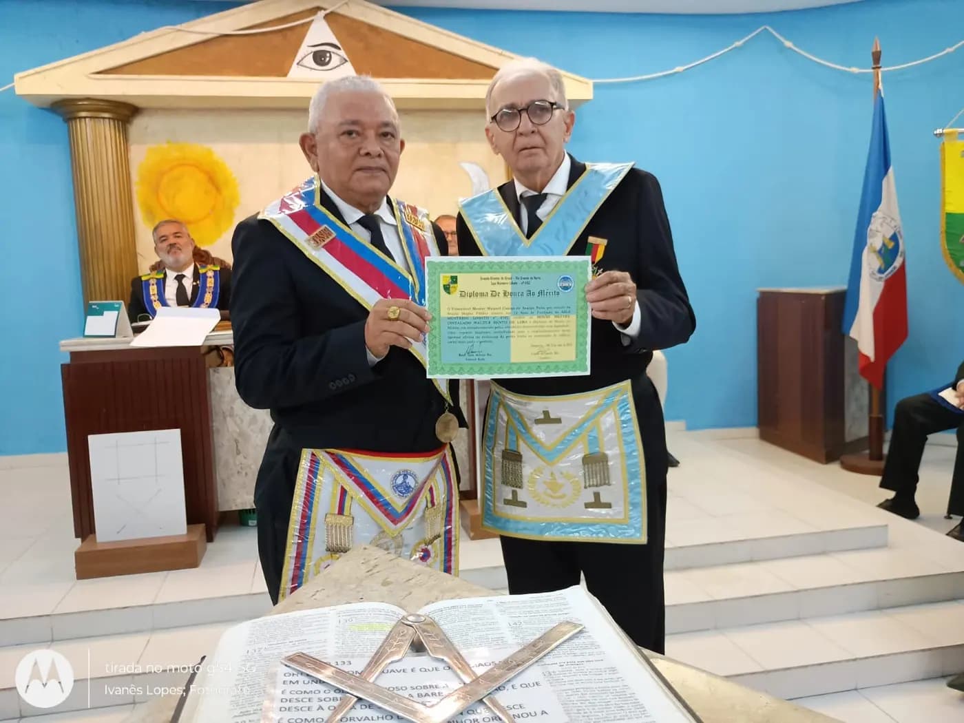 Registro fotográfico: SESSÃO MAGNA PÚBLICA DE ANIVERSÁRIO DE 14 (QUATORZE) ANOS DE FUNDAÇÃO DA LOJA MAÇÔNICA MONTEIRO LOBATO Nº 4162, ORIENTE DE PARNAMIRIM-RN, DE ENTREGA DA CARTA DE REGISTRO E RECONHECIMENTO DA FRAFEM ONIX LUZ DO AMANHECER E EM COMEMORAÇÃO AO DIA DAS MÃES.
