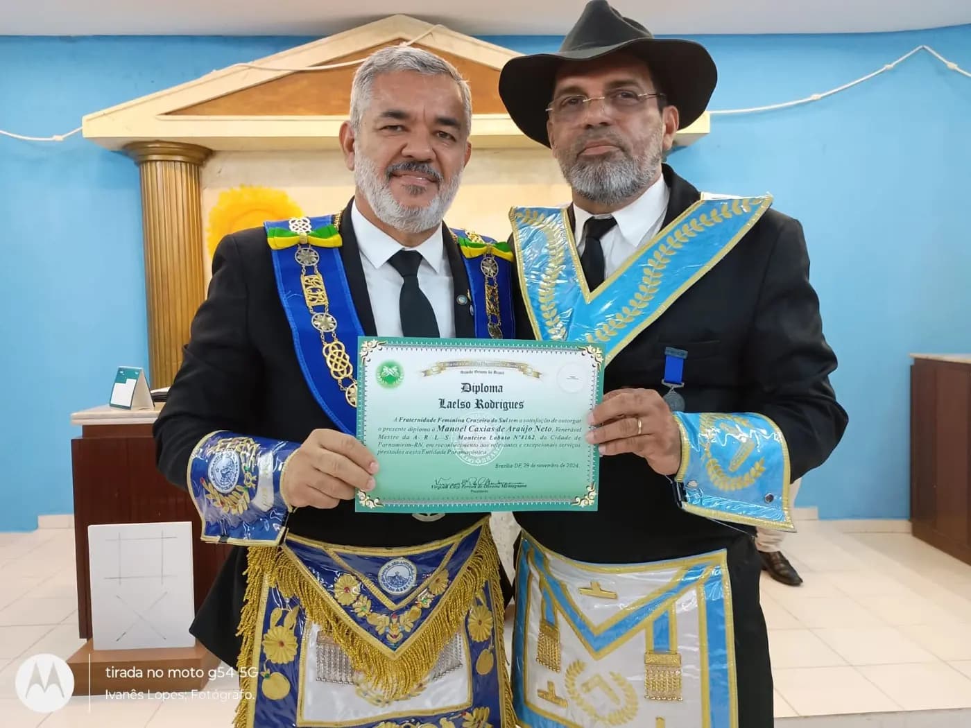 Registro fotográfico: SESSÃO MAGNA PÚBLICA DE ANIVERSÁRIO DE 14 (QUATORZE) ANOS DE FUNDAÇÃO DA LOJA MAÇÔNICA MONTEIRO LOBATO Nº 4162, ORIENTE DE PARNAMIRIM-RN, DE ENTREGA DA CARTA DE REGISTRO E RECONHECIMENTO DA FRAFEM ONIX LUZ DO AMANHECER E EM COMEMORAÇÃO AO DIA DAS MÃES.