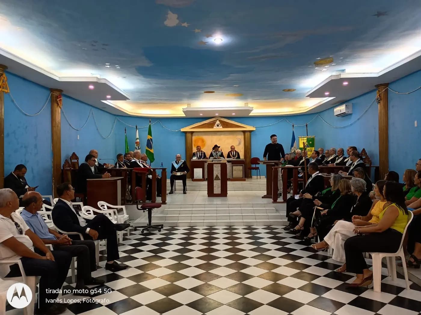 Registro fotográfico: SESSÃO MAGNA PÚBLICA DE ANIVERSÁRIO DE 14 (QUATORZE) ANOS DE FUNDAÇÃO DA LOJA MAÇÔNICA MONTEIRO LOBATO Nº 4162, ORIENTE DE PARNAMIRIM-RN, DE ENTREGA DA CARTA DE REGISTRO E RECONHECIMENTO DA FRAFEM ONIX LUZ DO AMANHECER E EM COMEMORAÇÃO AO DIA DAS MÃES.