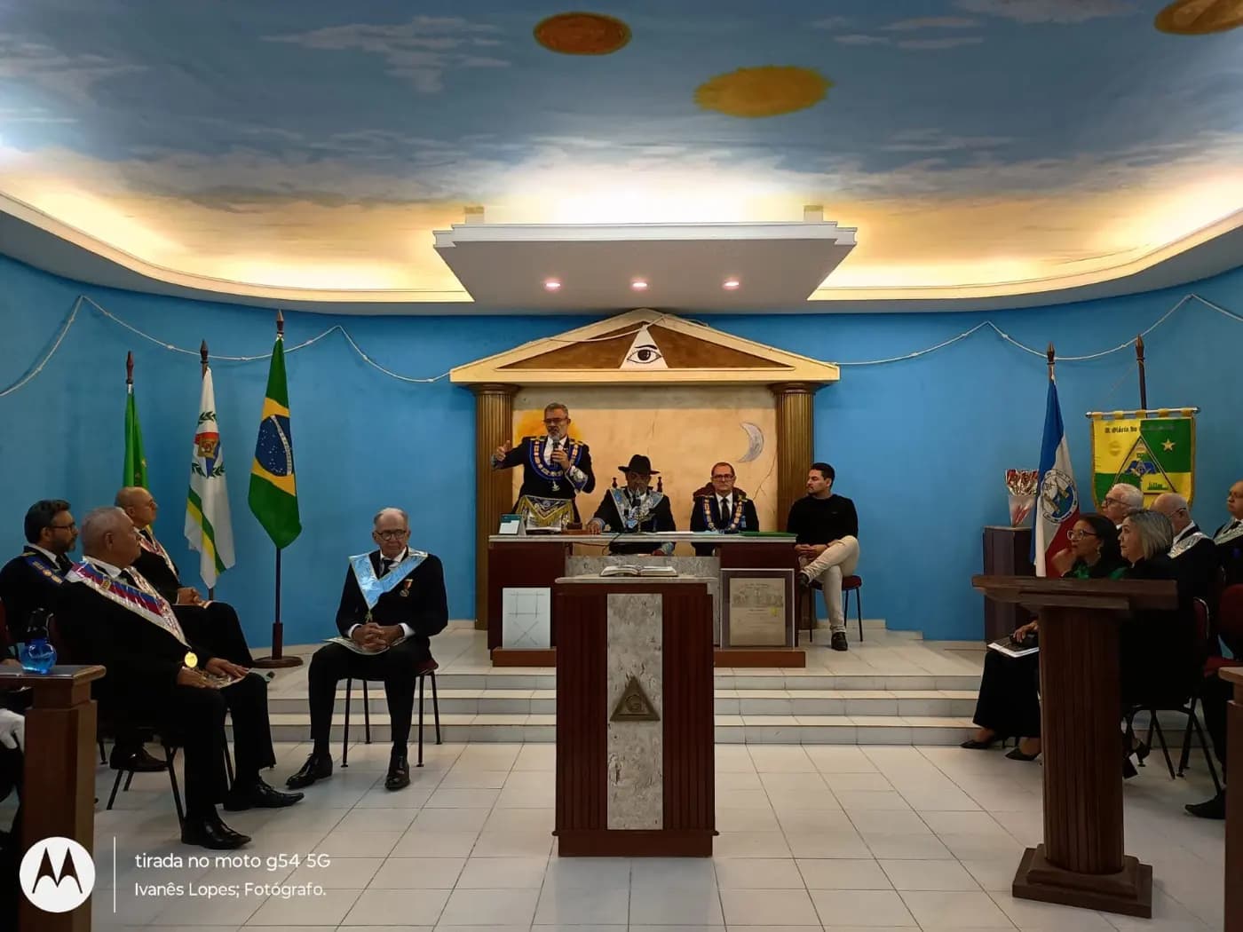 Registro fotográfico: SESSÃO MAGNA PÚBLICA DE ANIVERSÁRIO DE 14 (QUATORZE) ANOS DE FUNDAÇÃO DA LOJA MAÇÔNICA MONTEIRO LOBATO Nº 4162, ORIENTE DE PARNAMIRIM-RN, DE ENTREGA DA CARTA DE REGISTRO E RECONHECIMENTO DA FRAFEM ONIX LUZ DO AMANHECER E EM COMEMORAÇÃO AO DIA DAS MÃES.
