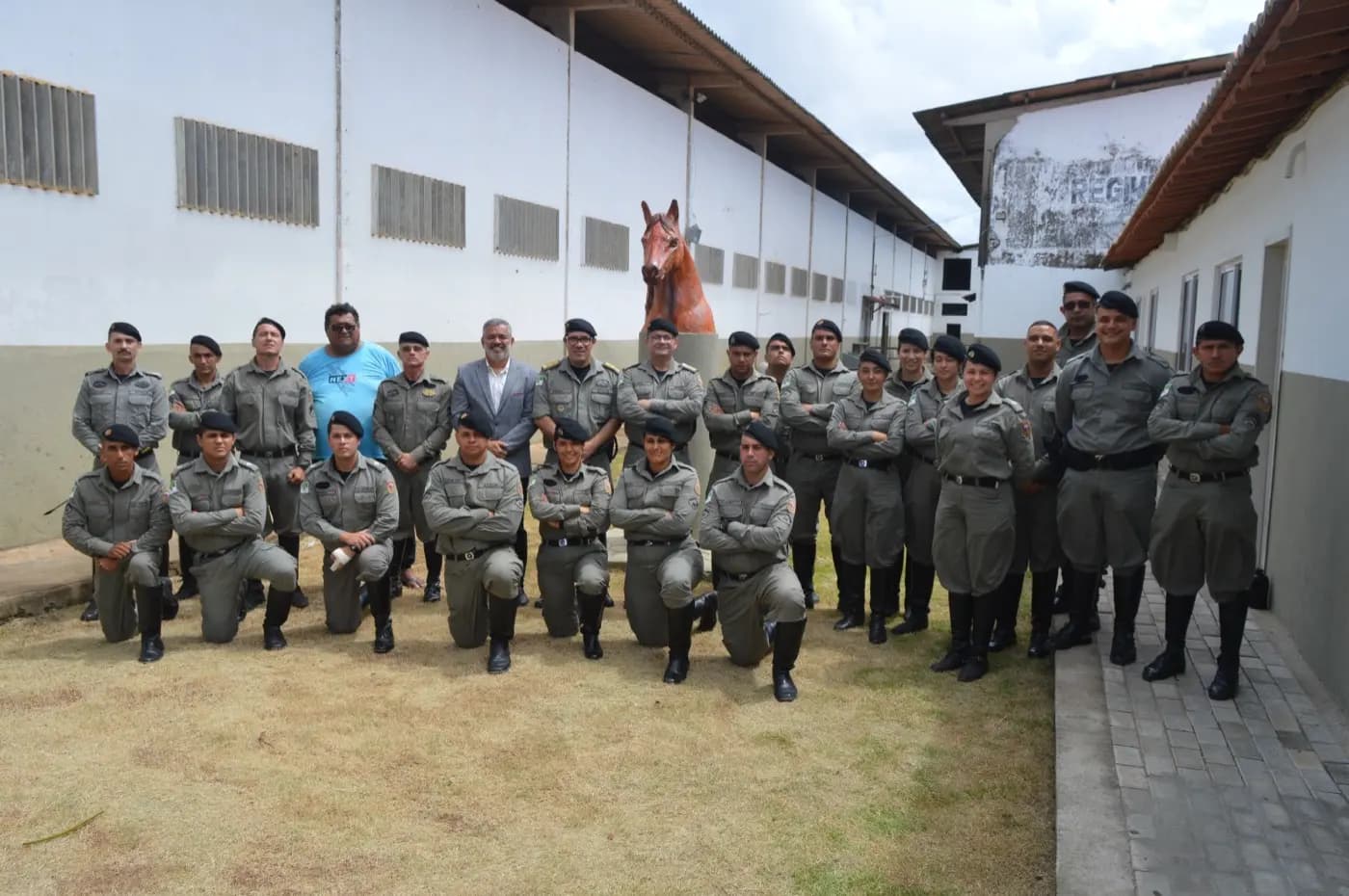 Registro fotográfico: GRÃO-MESTRE DO GOB-RN MINISTRA PALESTRA NA AULA INAUGURAL DO 3º CPMON – CURSO DE POLICIAMENTO MONTADO NÍVEL OPERADOR.