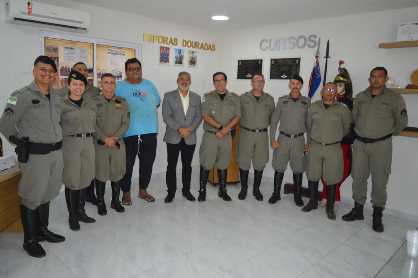Registro fotográfico: GRÃO-MESTRE DO GOB-RN MINISTRA PALESTRA NA AULA INAUGURAL DO 3º CPMON – CURSO DE POLICIAMENTO MONTADO NÍVEL OPERADOR.