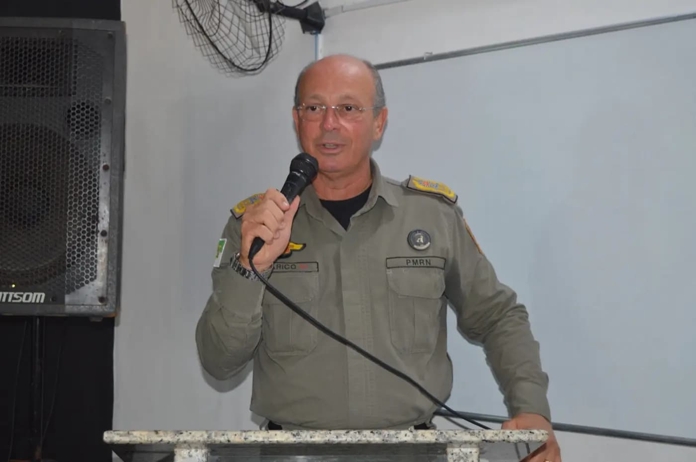 Registro fotográfico: GRÃO-MESTRE DO GOB-RN MINISTRA PALESTRA NA AULA INAUGURAL DO 3º CPMON – CURSO DE POLICIAMENTO MONTADO NÍVEL OPERADOR.