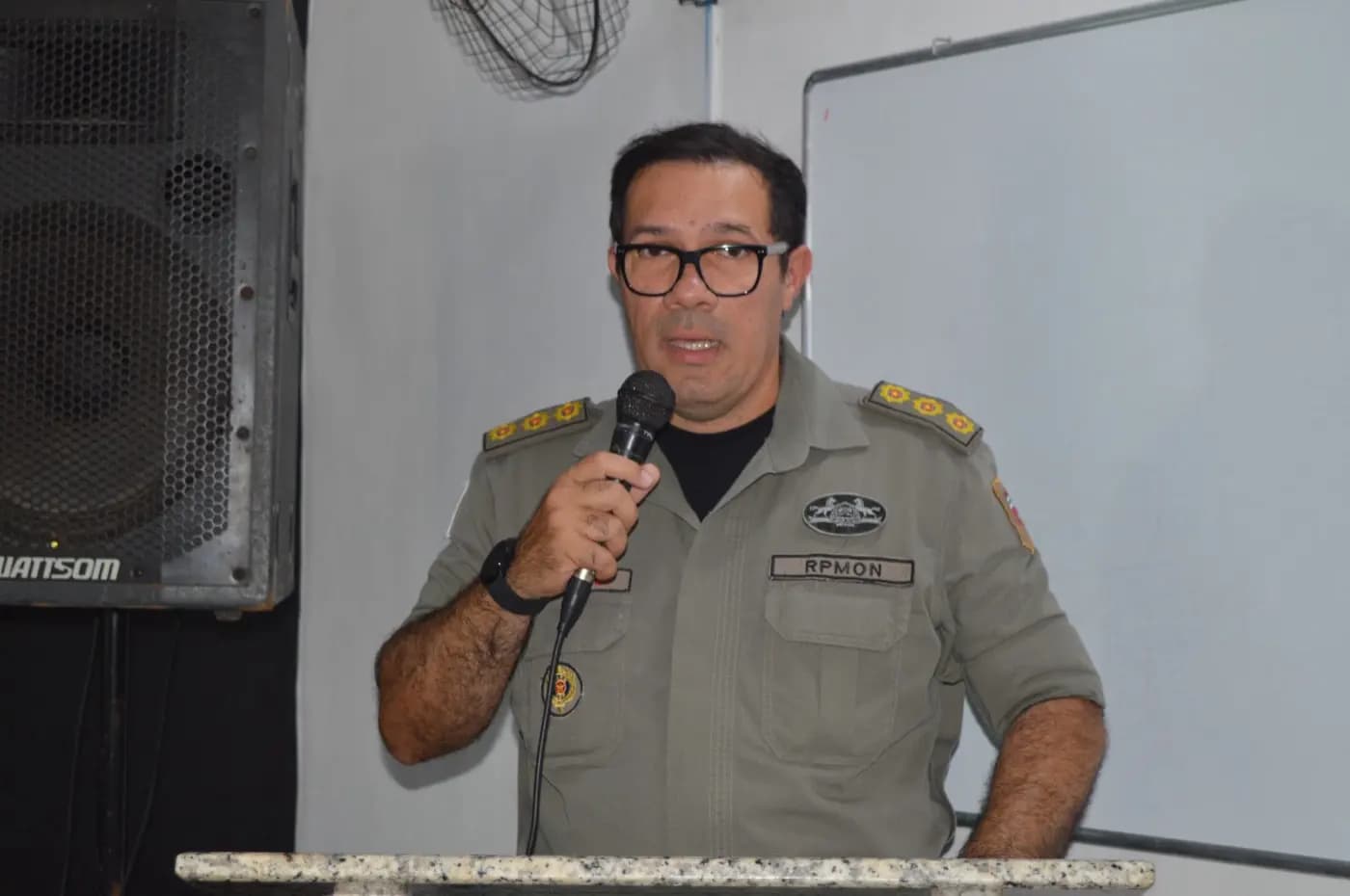Registro fotográfico: GRÃO-MESTRE DO GOB-RN MINISTRA PALESTRA NA AULA INAUGURAL DO 3º CPMON – CURSO DE POLICIAMENTO MONTADO NÍVEL OPERADOR.