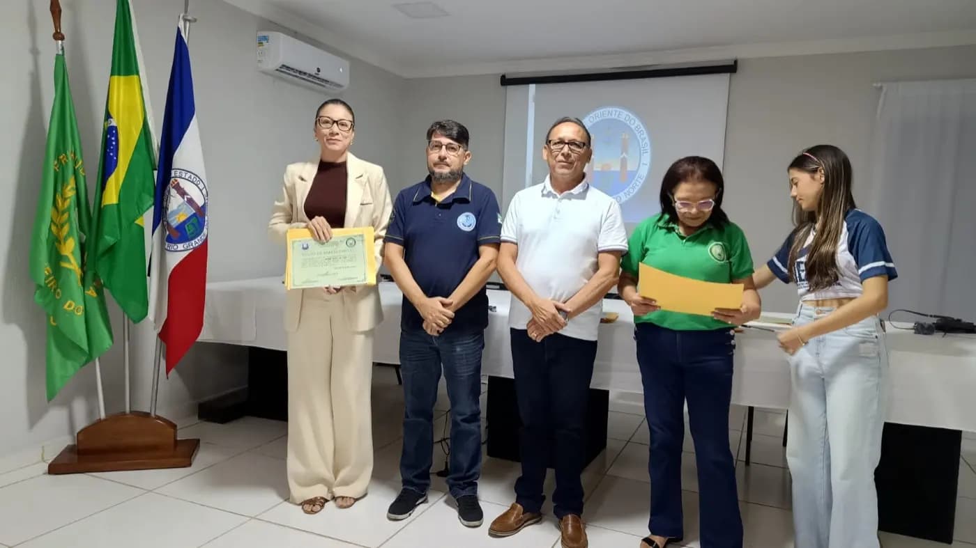 Registro fotográfico: ATO DE AGRADECIMENTO AOS PROFISSIONAIS VOLUNTÁRIOS QUE PARTICIPARAM DA AÇÃO FILANTRÓPICA ESTADUAL, COORDENADA PELO GOB-RN, REALIZADA NO DIA 26/04/2025 – CAMPANHA SAÚDE FÍSICA E MENTAL, AUTOCUIDADOS E BEM-ESTAR.