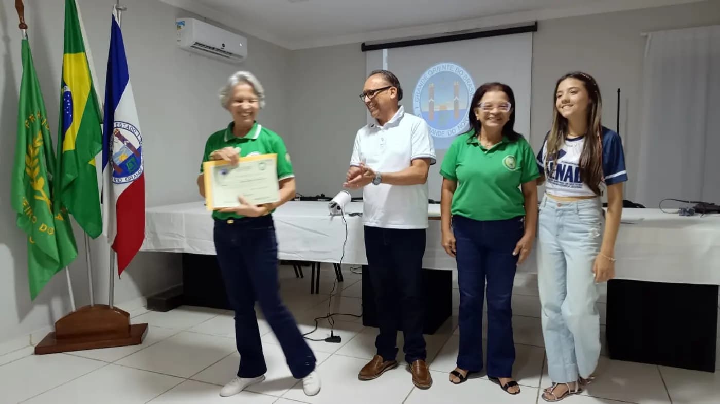 Registro fotográfico: ATO DE AGRADECIMENTO AOS PROFISSIONAIS VOLUNTÁRIOS QUE PARTICIPARAM DA AÇÃO FILANTRÓPICA ESTADUAL, COORDENADA PELO GOB-RN, REALIZADA NO DIA 26/04/2025 – CAMPANHA SAÚDE FÍSICA E MENTAL, AUTOCUIDADOS E BEM-ESTAR.