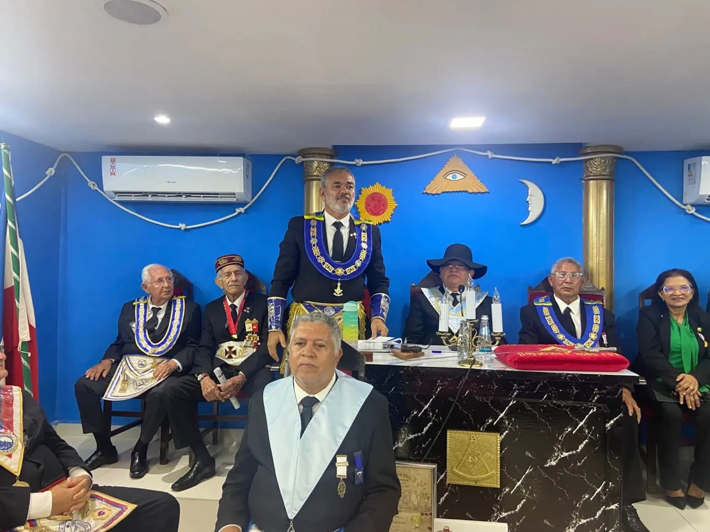 Registro fotográfico: SESSÃO CONJUNTA MAGNA PÚBLICA COMEMORATIVA AO DIA DAS MÃES, REALIZADA PELAS LOJAS MAÇÔNICAS EVOLUÇÃO SEGUNDA Nº 152, JOÃO CECÍLIO DA COSTA N° 2.116, DR. PEDRO GERMANO COSTA Nº 2.349, GENTIL MARINHO Nº 2070 E TRAMPOLIM DA VITÓRIA Nº 1606.