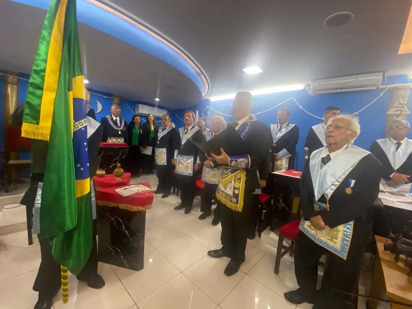 Registro fotográfico: SESSÃO CONJUNTA MAGNA PÚBLICA COMEMORATIVA AO DIA DAS MÃES, REALIZADA PELAS LOJAS MAÇÔNICAS EVOLUÇÃO SEGUNDA Nº 152, JOÃO CECÍLIO DA COSTA N° 2.116, DR. PEDRO GERMANO COSTA Nº 2.349, GENTIL MARINHO Nº 2070 E TRAMPOLIM DA VITÓRIA Nº 1606.