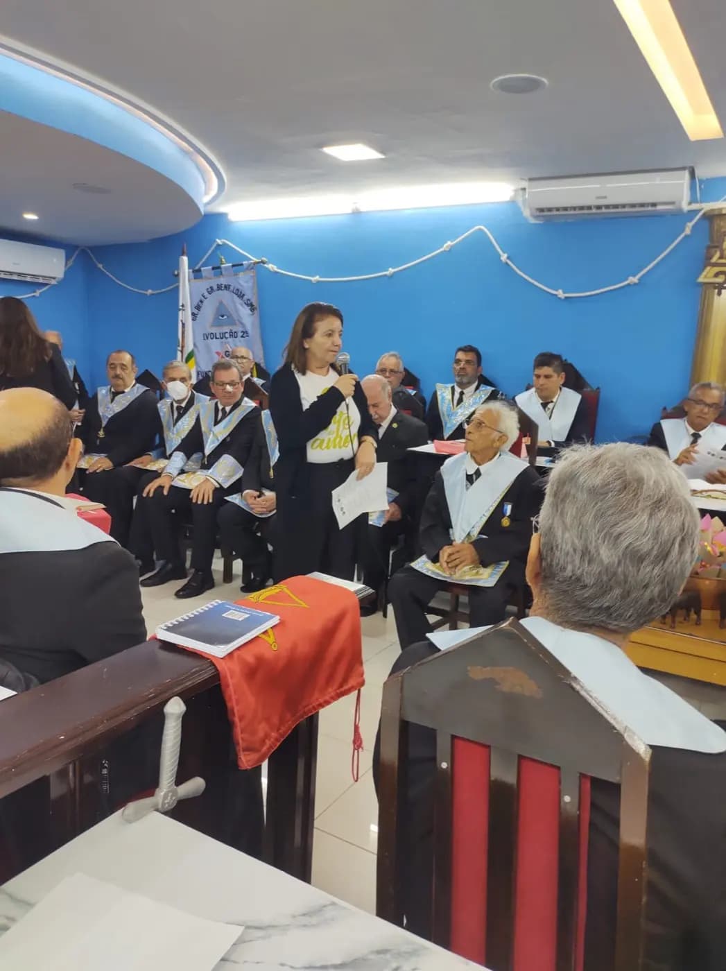 Registro fotográfico: SESSÃO CONJUNTA MAGNA PÚBLICA COMEMORATIVA AO DIA DAS MÃES, REALIZADA PELAS LOJAS MAÇÔNICAS EVOLUÇÃO SEGUNDA Nº 152, JOÃO CECÍLIO DA COSTA N° 2.116, DR. PEDRO GERMANO COSTA Nº 2.349, GENTIL MARINHO Nº 2070 E TRAMPOLIM DA VITÓRIA Nº 1606.