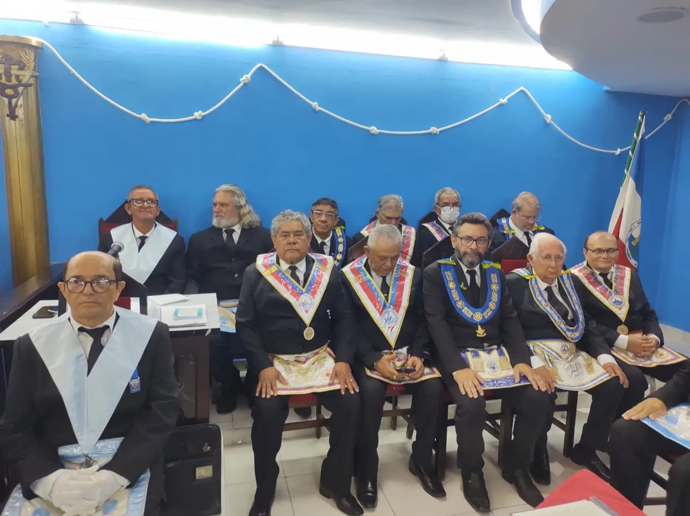 Registro fotográfico: SESSÃO CONJUNTA MAGNA PÚBLICA COMEMORATIVA AO DIA DAS MÃES, REALIZADA PELAS LOJAS MAÇÔNICAS EVOLUÇÃO SEGUNDA Nº 152, JOÃO CECÍLIO DA COSTA N° 2.116, DR. PEDRO GERMANO COSTA Nº 2.349, GENTIL MARINHO Nº 2070 E TRAMPOLIM DA VITÓRIA Nº 1606.