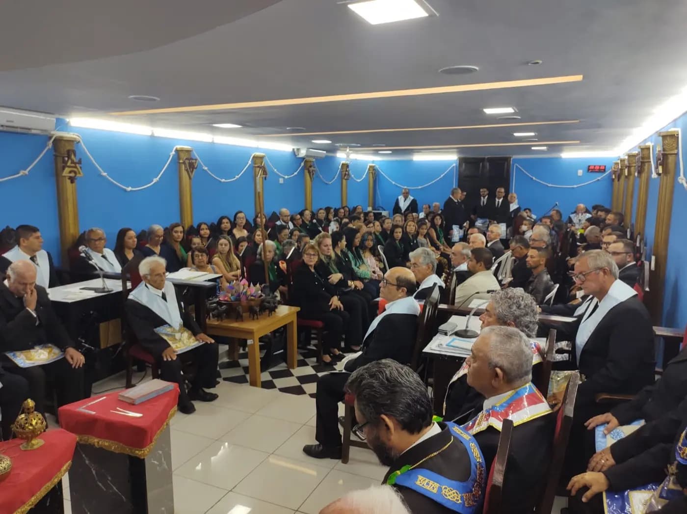 Registro fotográfico: SESSÃO CONJUNTA MAGNA PÚBLICA COMEMORATIVA AO DIA DAS MÃES, REALIZADA PELAS LOJAS MAÇÔNICAS EVOLUÇÃO SEGUNDA Nº 152, JOÃO CECÍLIO DA COSTA N° 2.116, DR. PEDRO GERMANO COSTA Nº 2.349, GENTIL MARINHO Nº 2070 E TRAMPOLIM DA VITÓRIA Nº 1606.
