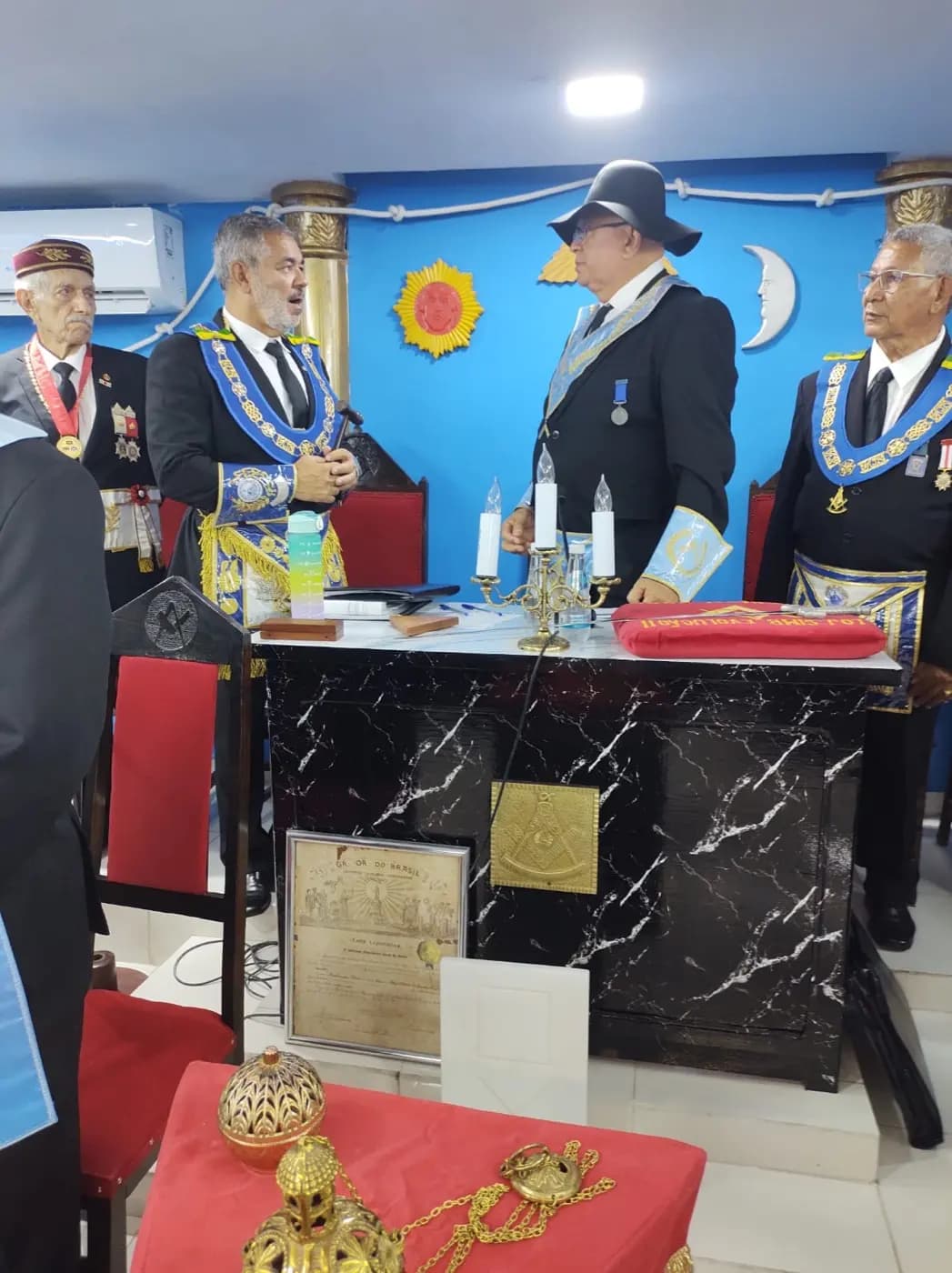 Registro fotográfico: SESSÃO CONJUNTA MAGNA PÚBLICA COMEMORATIVA AO DIA DAS MÃES, REALIZADA PELAS LOJAS MAÇÔNICAS EVOLUÇÃO SEGUNDA Nº 152, JOÃO CECÍLIO DA COSTA N° 2.116, DR. PEDRO GERMANO COSTA Nº 2.349, GENTIL MARINHO Nº 2070 E TRAMPOLIM DA VITÓRIA Nº 1606.