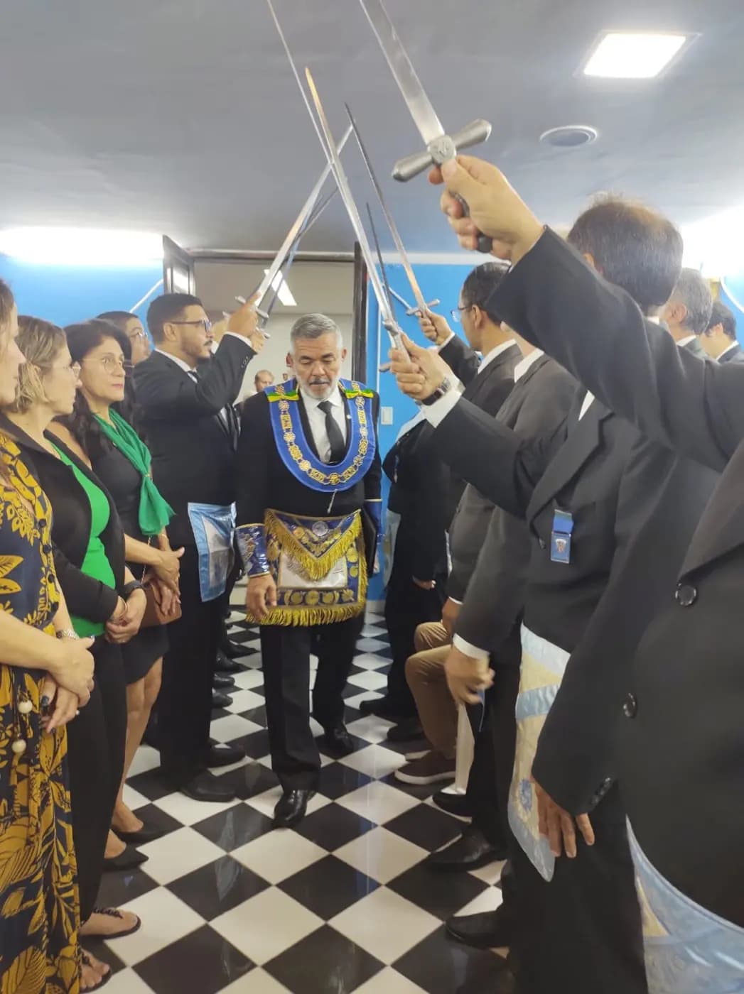 Registro fotográfico: SESSÃO CONJUNTA MAGNA PÚBLICA COMEMORATIVA AO DIA DAS MÃES, REALIZADA PELAS LOJAS MAÇÔNICAS EVOLUÇÃO SEGUNDA Nº 152, JOÃO CECÍLIO DA COSTA N° 2.116, DR. PEDRO GERMANO COSTA Nº 2.349, GENTIL MARINHO Nº 2070 E TRAMPOLIM DA VITÓRIA Nº 1606.