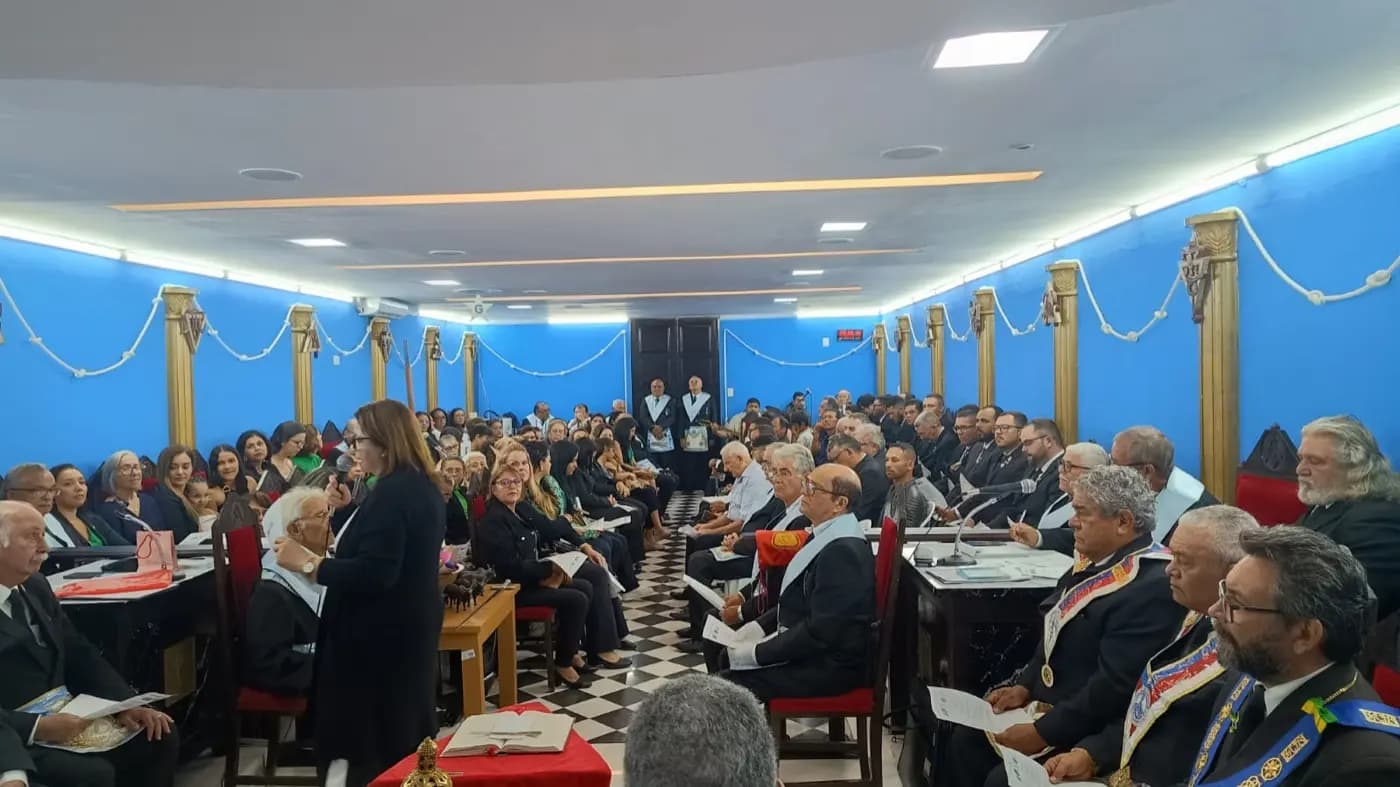 Registro fotográfico: SESSÃO CONJUNTA MAGNA PÚBLICA COMEMORATIVA AO DIA DAS MÃES, REALIZADA PELAS LOJAS MAÇÔNICAS EVOLUÇÃO SEGUNDA Nº 152, JOÃO CECÍLIO DA COSTA N° 2.116, DR. PEDRO GERMANO COSTA Nº 2.349, GENTIL MARINHO Nº 2070 E TRAMPOLIM DA VITÓRIA Nº 1606.