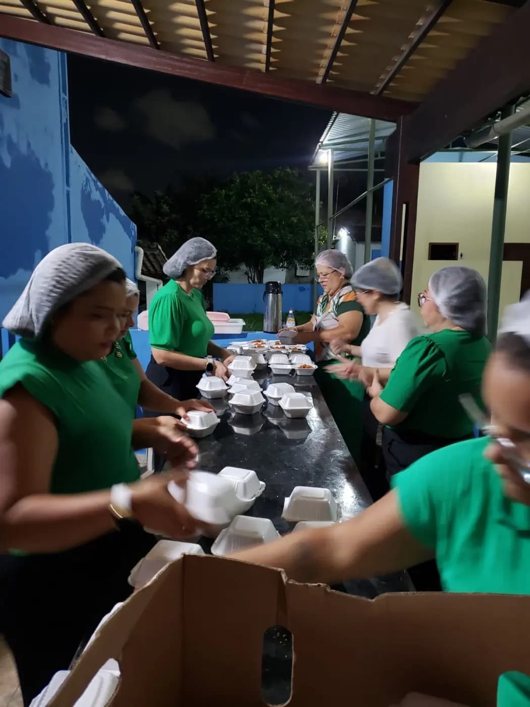 Registro fotográfico: AÇÃO FILANTRÓPICA REALIZADA PELA LOJA MAÇÔNICA LUIZ GONZAGA DO NASCIMENTO, Nº 4.567, ORIENTE DE PARNAMIRIM-RN, EM CONJUNTO COM A FRATERNIDADE FEMININA CRUZEIRO DO SUL – FLOR DO MANDACARU.