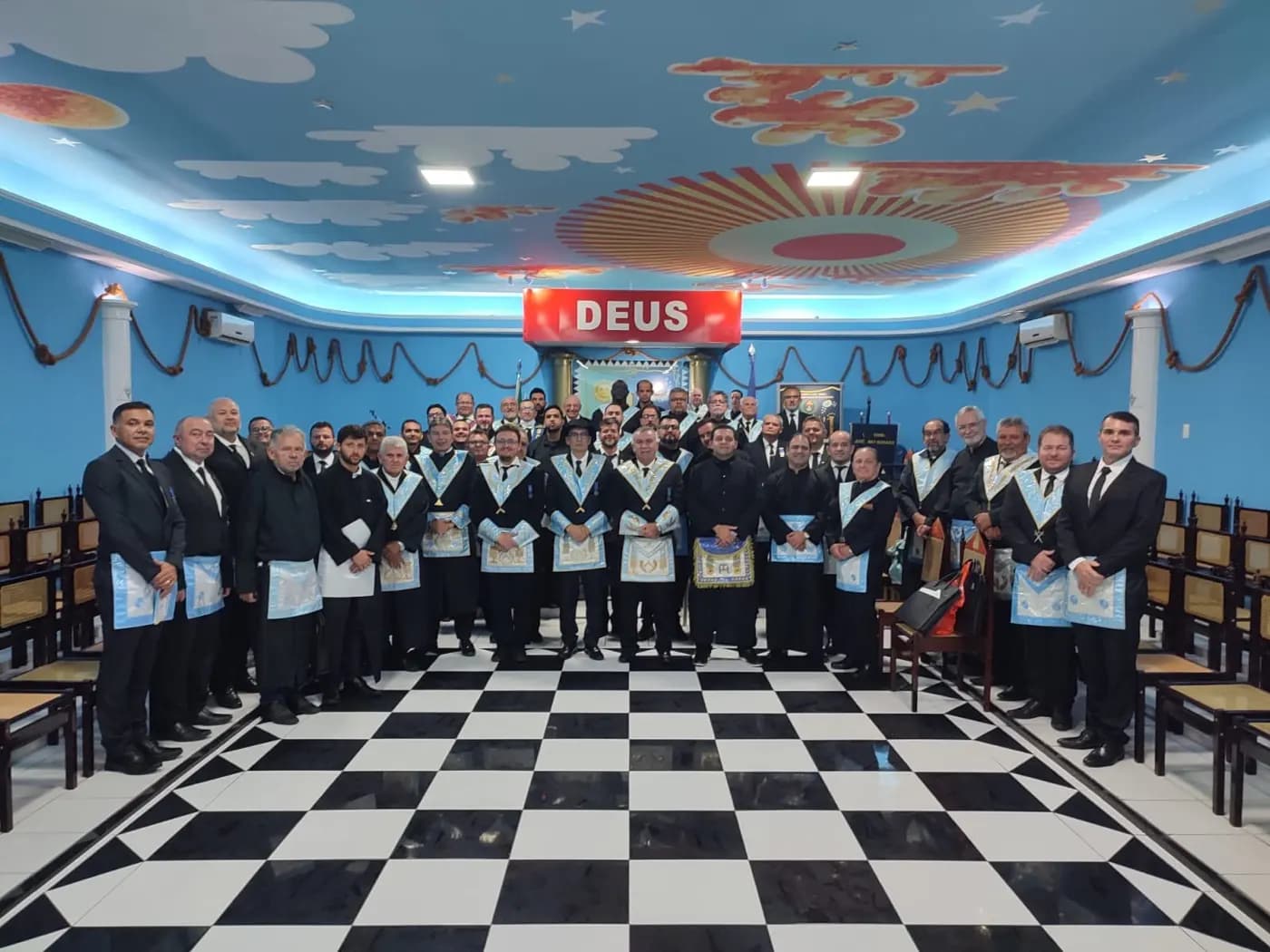 Registro fotográfico: SESSÃO CONJUNTA REALIZADA PELAS LOJAS MAÇÔNICAS SEBASTIAO VASCONCELOS DOS SANTOS 3.759 E JERÔNIMO ROSADO N° 1994, ORIENTE DE MOSSORÓ/RN.